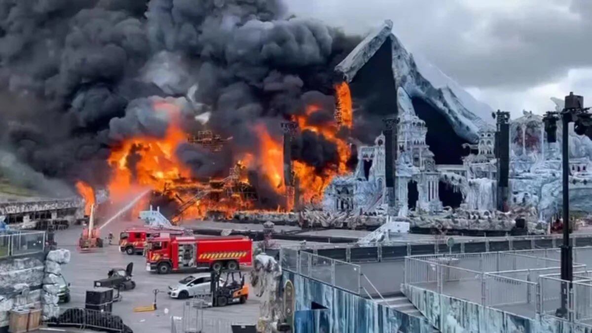 El incendio destruyó el 'Main Stage' en Boom, Bélgica, sin provocar heridos.
