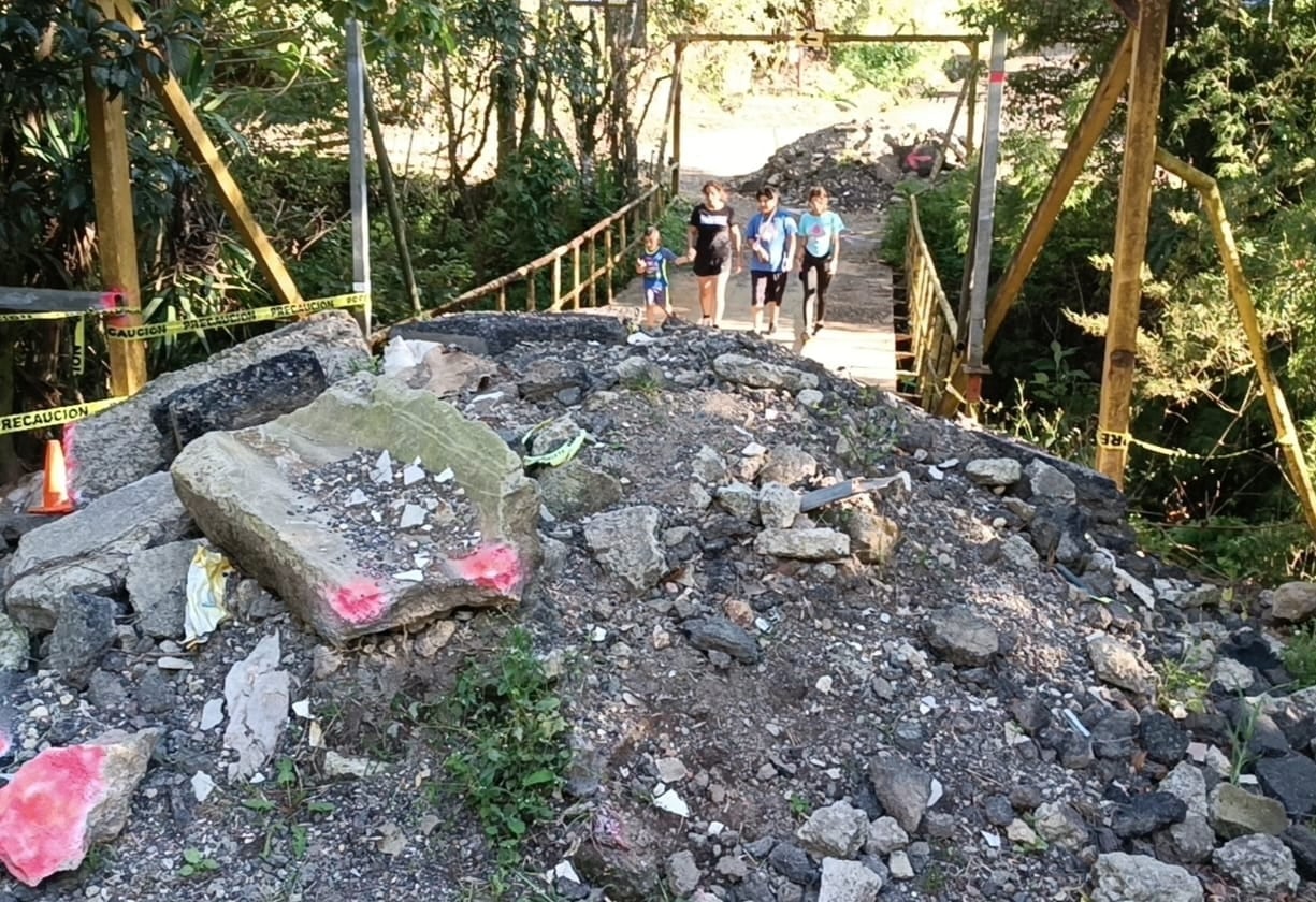 El 31 de julio de este año se dio el cierre de un puente ubicado en La Angelina en Ochomogo, San Nicolás de Cartago. Foto: Keyna Calderón