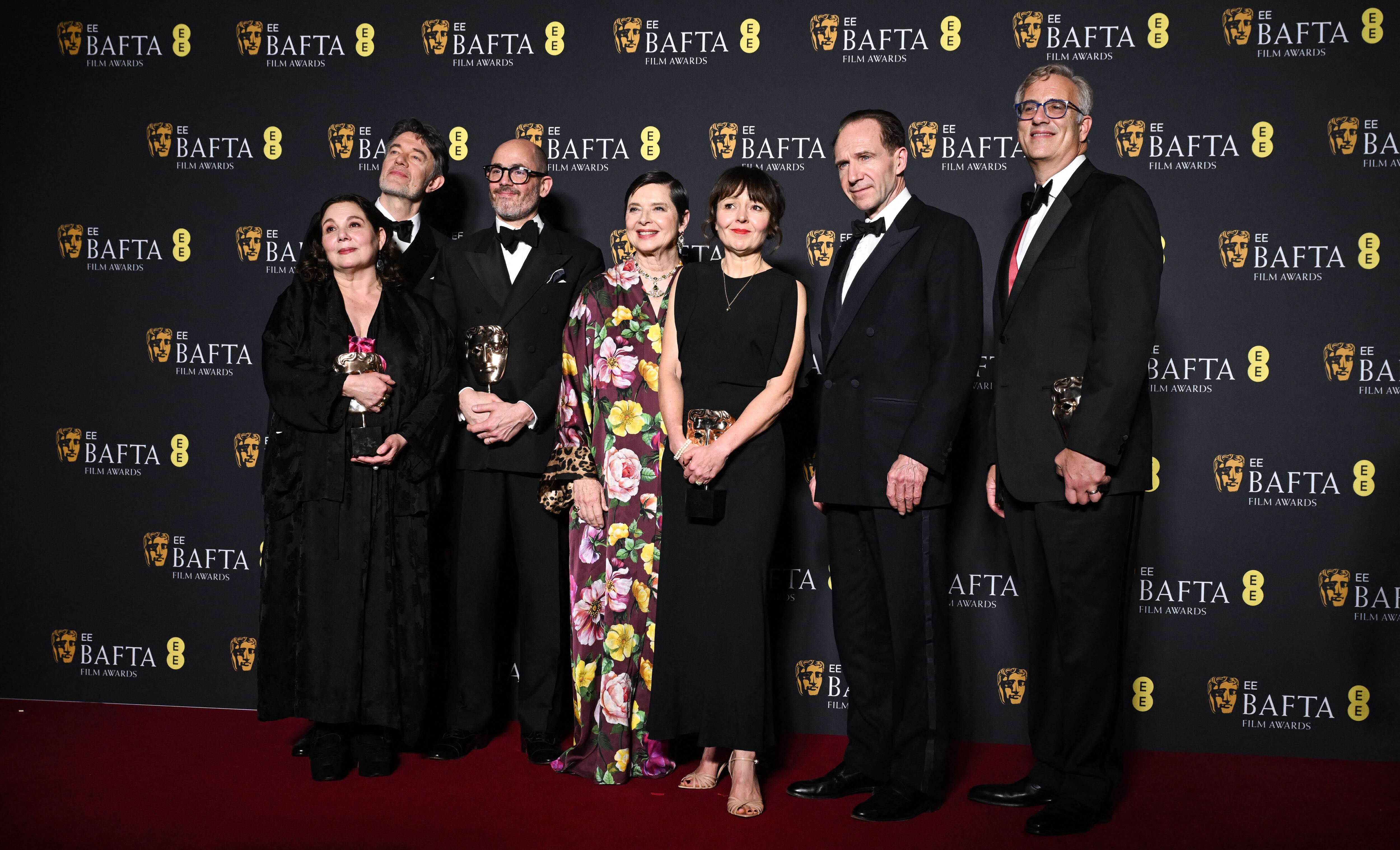 El director británico-alemán Edward Berger (3i), la actriz italiana Isabella Rossellini (4i) y el actor británico Ralph Fiennes (2d) posan con el premio a la Mejor Película por 'Cónclave' durante la ceremonia de los Premios BAFTA de la Academia Británica de Cine en el Royal Festival Hall.