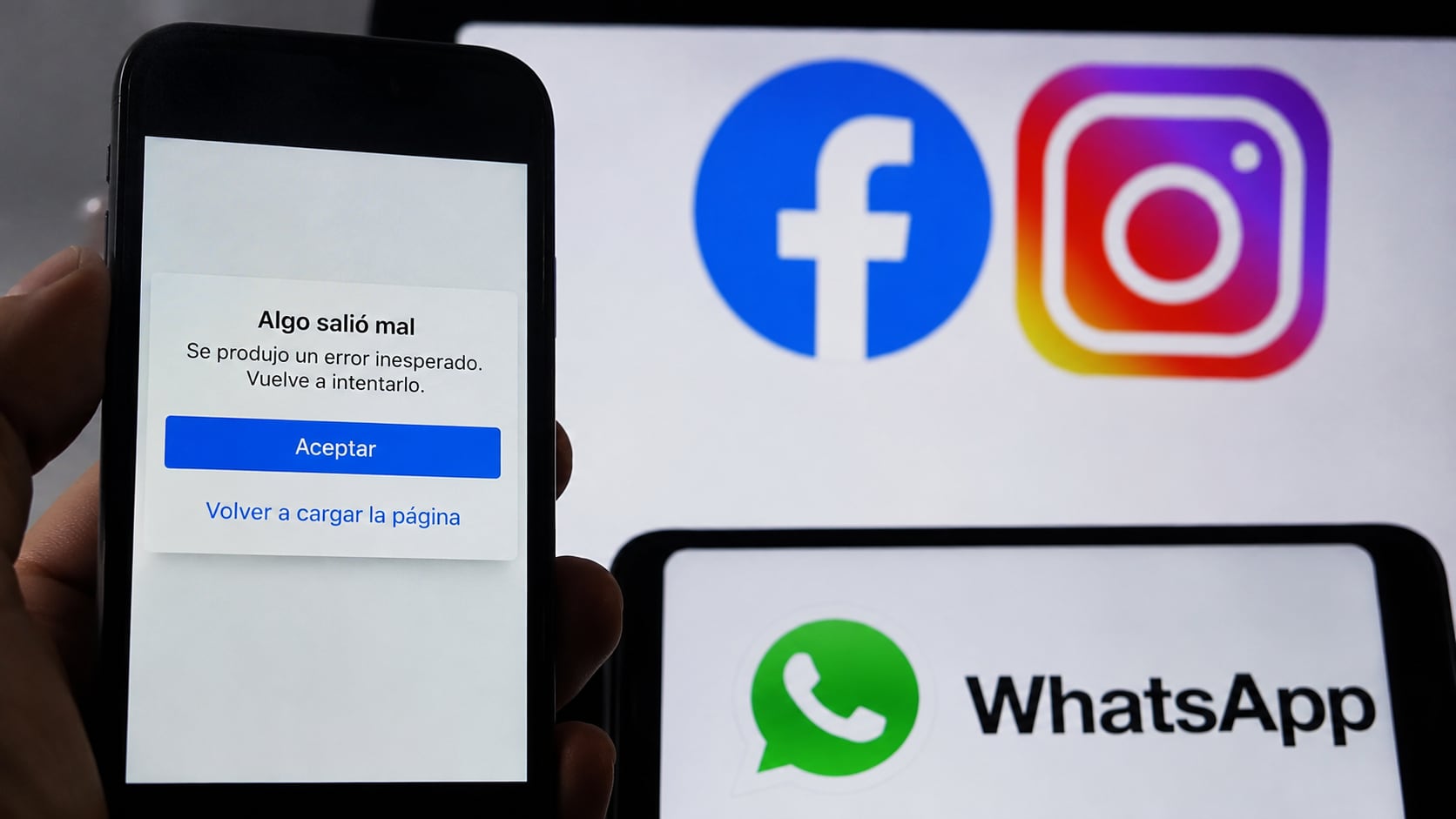 Las redes sociales Facebook e Instagram presentaron problemas de funcionamiento. Downdetector también mostró errores al consultar reportes.