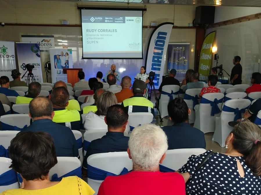 Un grupo de personas en un foro.