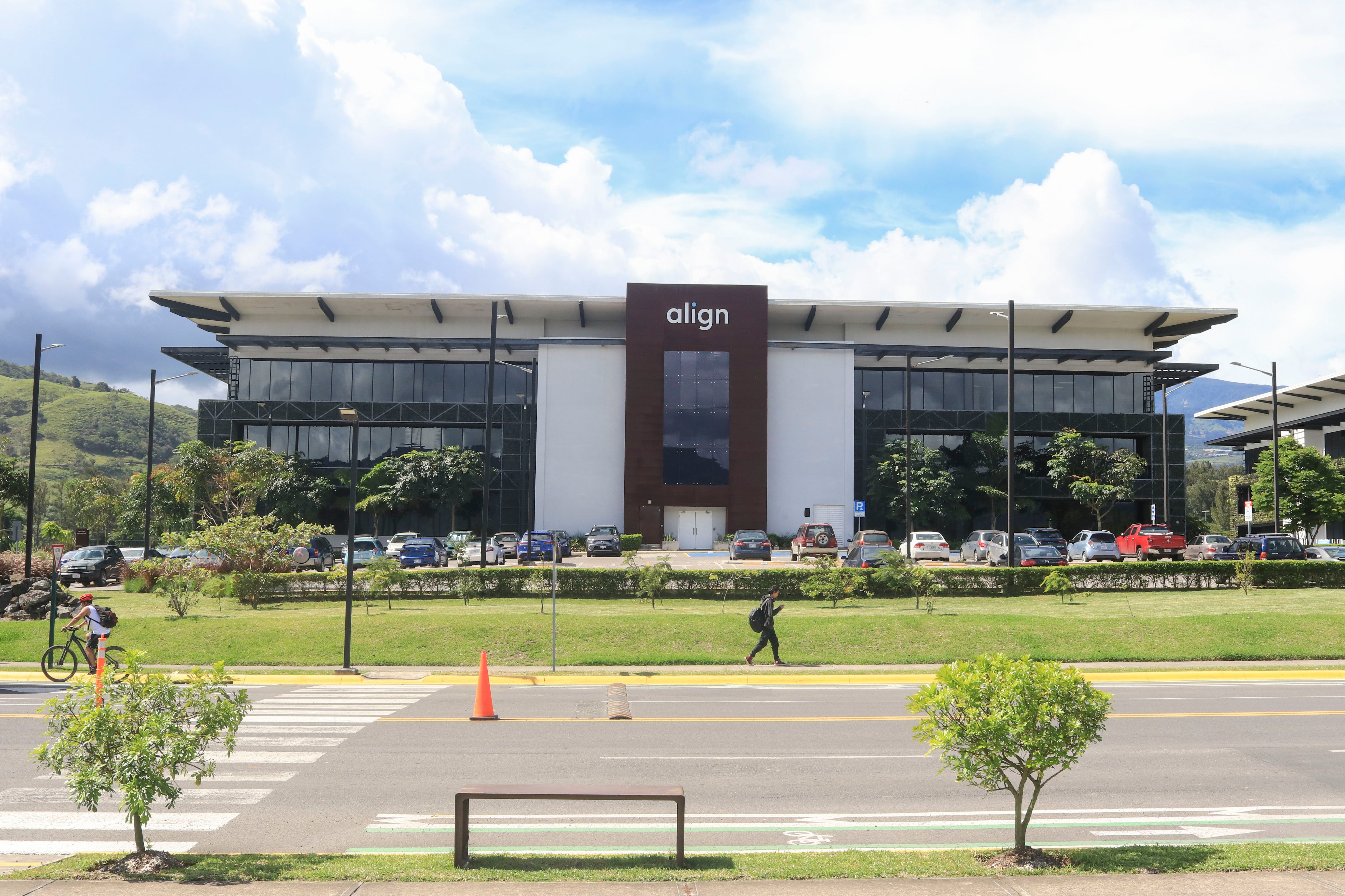 La producción del régimen especial –zonas francas– reportó un crecimiento interanual de 18,1% en agosto del 2025, mientras que la del régimen definitivo –donde operan las compañías sujetas al impuesto sobre la renta– registró un incremento moderado del 2,8%.