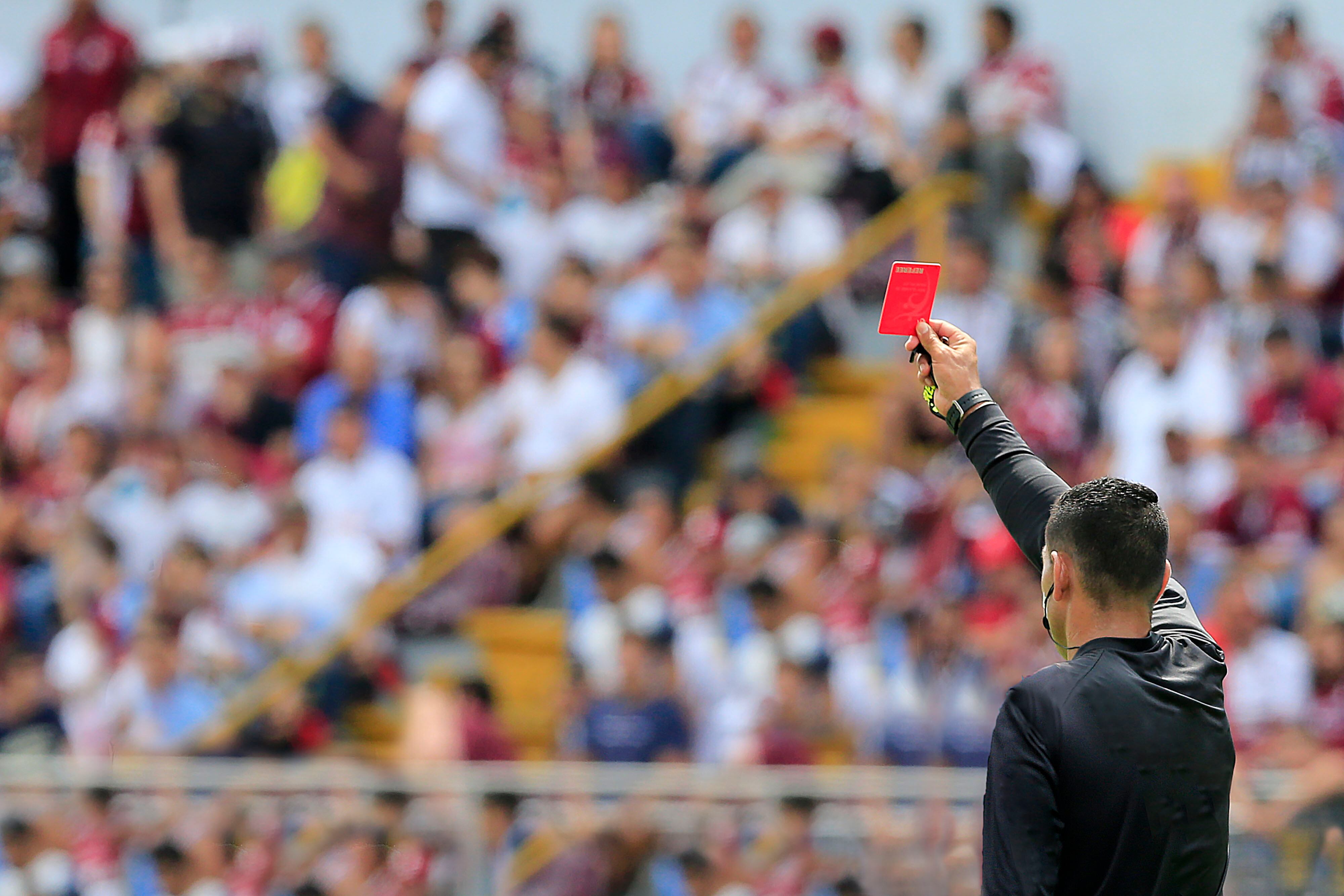 Ya nos quedamos sin un mundial y no queremos que ocurra lo mismo en 2030, por eso, 'Revista Dominical' analiza qué es lo que está fallando en nuestro fútbol.