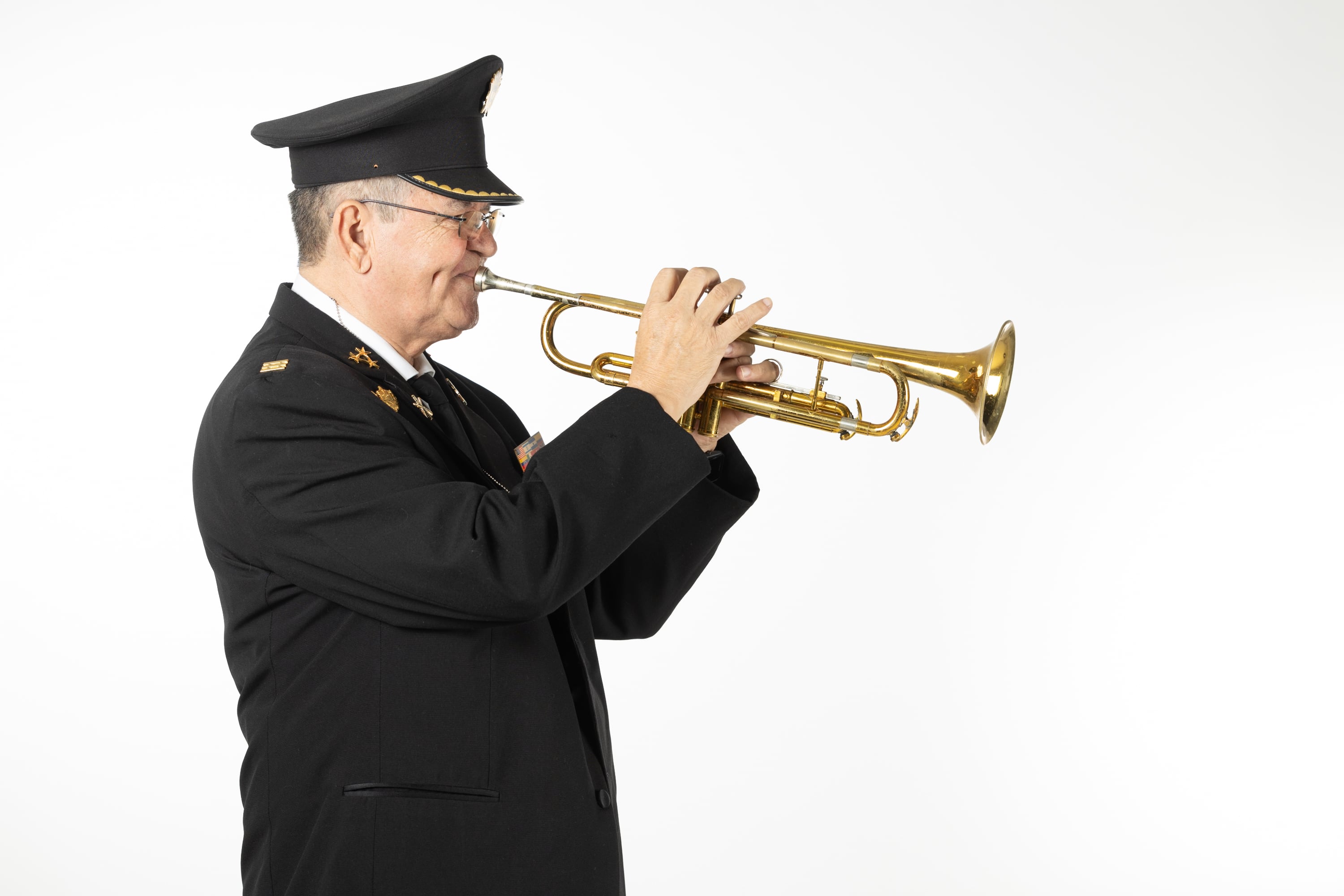 Kike de Heredia vestido como capitán de la organización NGP Capehalcones y tocando su trompeta