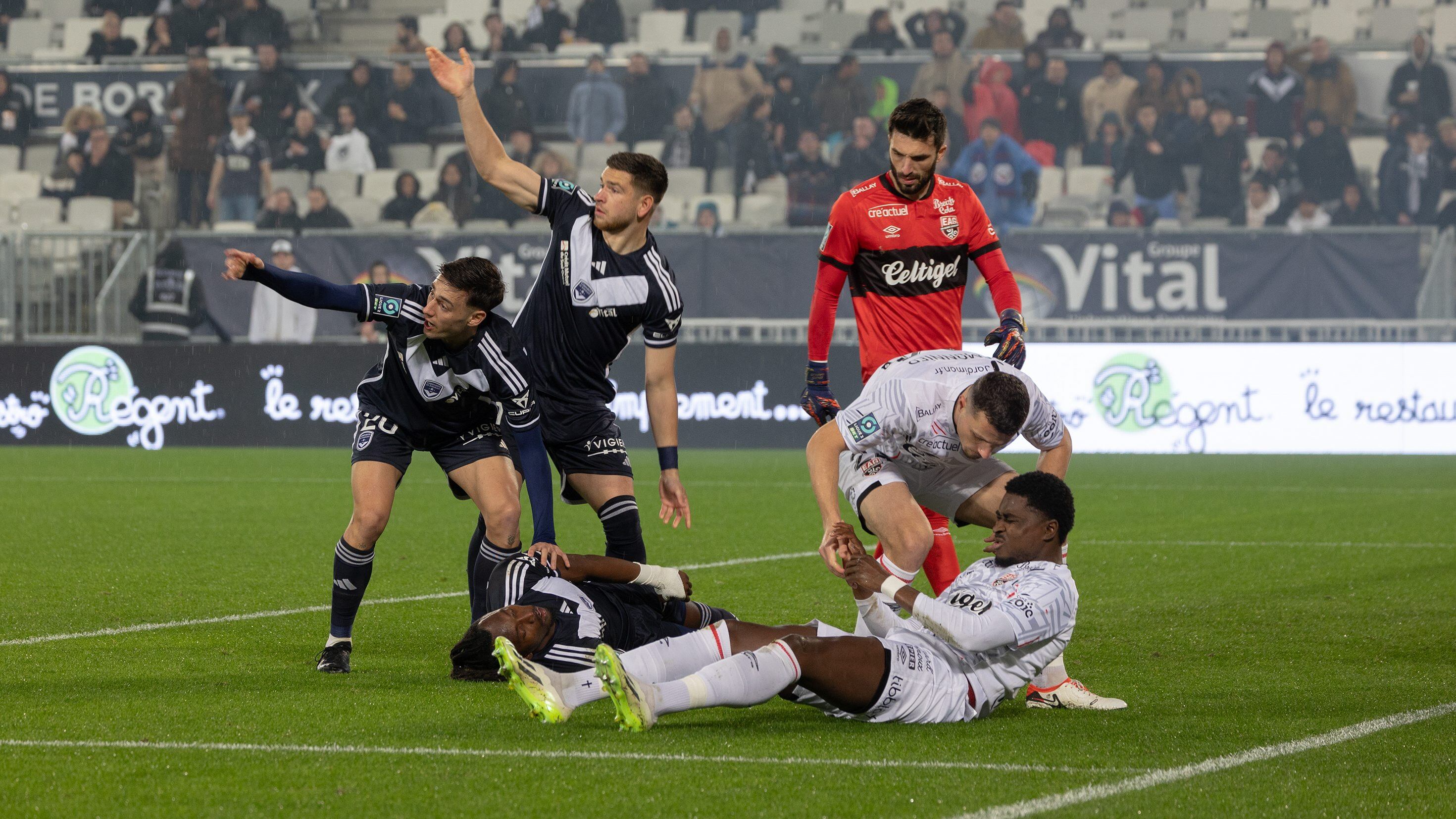 Alberth Elis sufrió un grave golpe en el fútbol de Francia. Foto: Twitter