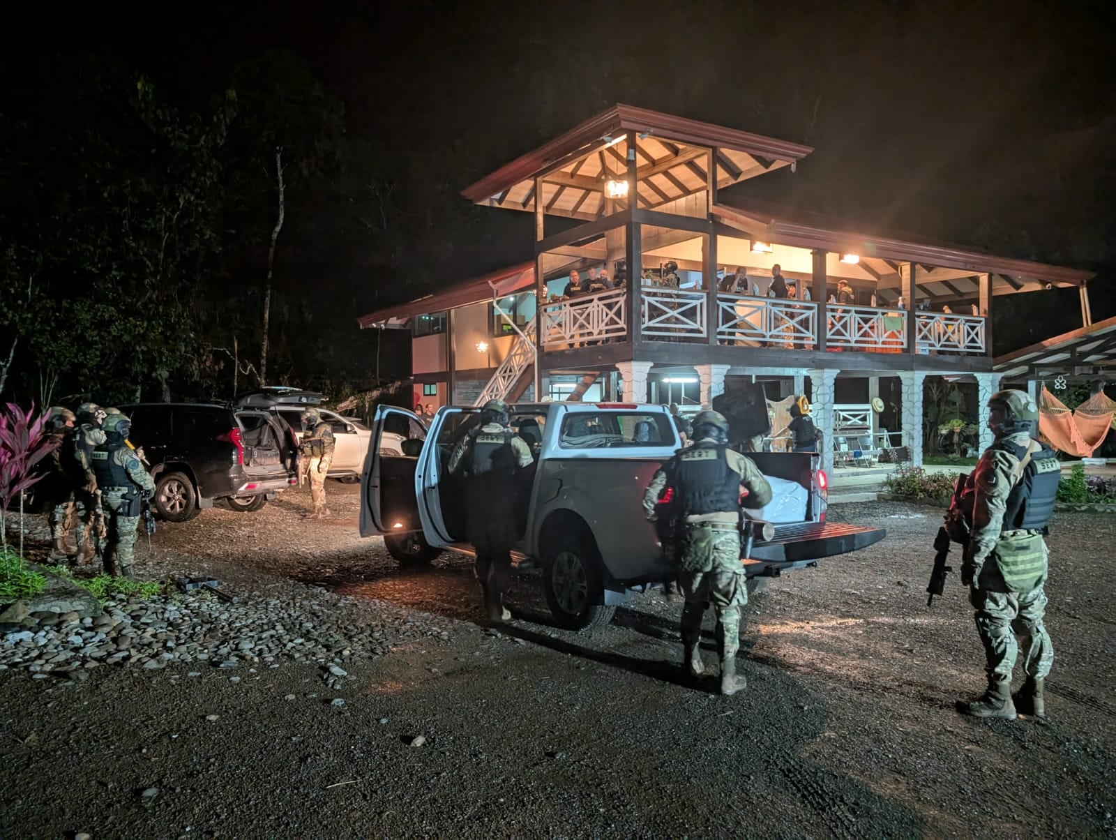 Un total de 22 allanamientos en diferentes partes de Puerto
Jiménez, Buenos Aires y Pérez Zeledón, pretende detener a
9 personas, quienes figuran como sospechosos de los aparentes delitos
de Tráfico Internacional de Drogas y Legitimación de Capitales.