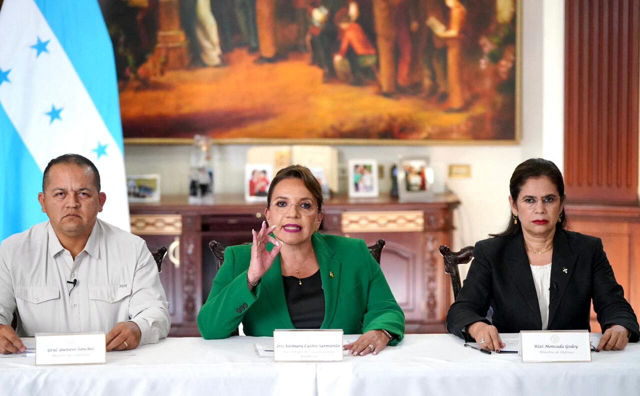 La imagen difundida por la Casa Presidencial de Honduras muestra a la presidenta de Honduras, Xiomara Castro (centro), denunciando un 'golpe de Estado' en curso, en medio de una polémica por su decisión de cancelar el tratado de extradición con Estados Unidos que permitía el encarcelamiento de poderosos narcotraficantes, con el ministro de Seguridad, Gustavo Sánchez (izq.) y la ministra de Finanzas, Rixi Moncada (der.).