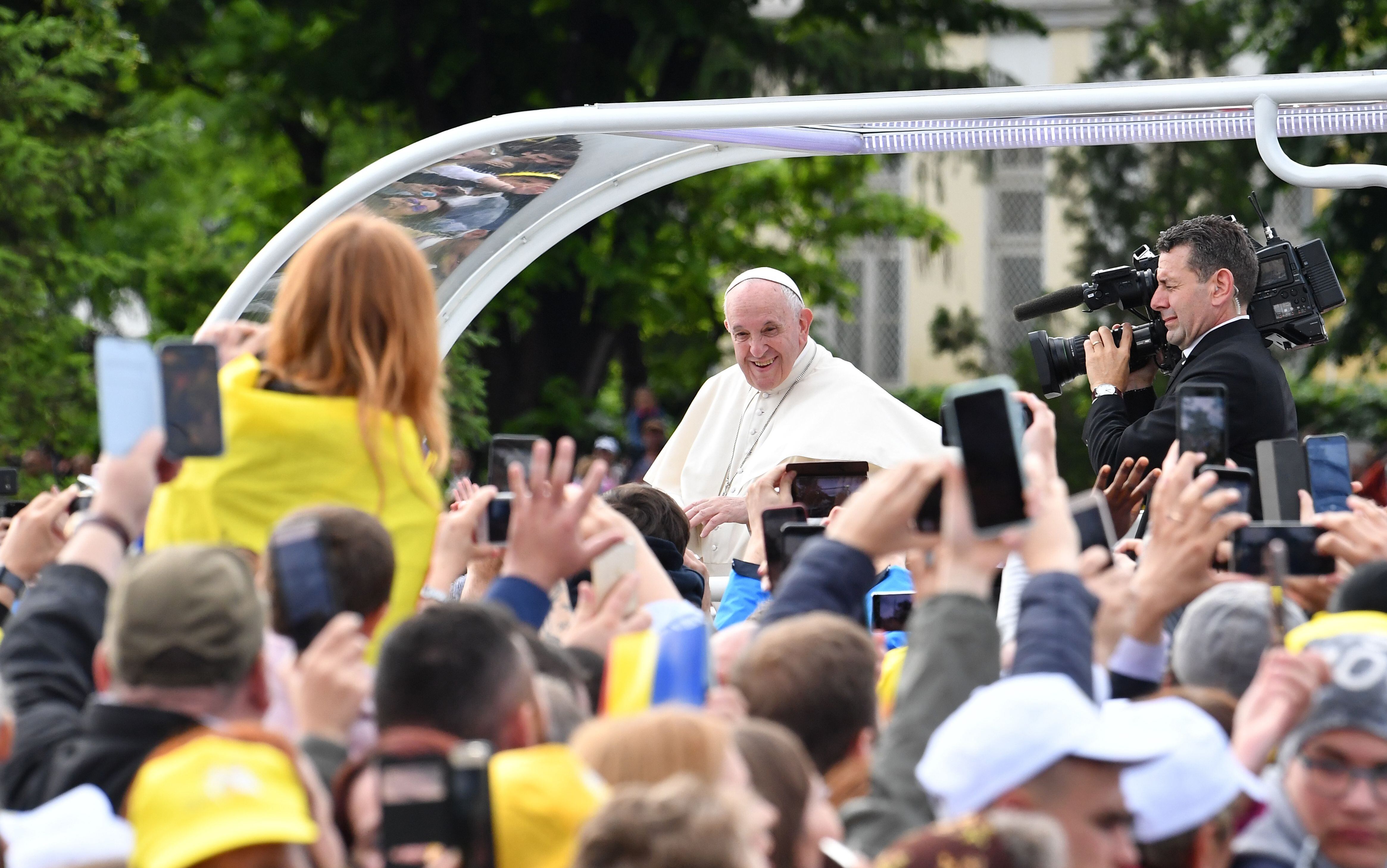 Pope Francis arrives in an open vehicle for a meeting with the youth and families in front of the Palace of Culture on June 1, 2019 in Iasi, Romania. - On the second day of his trip to Romania, Pope Francis visited the predominantly ethnic-Hungarian part of the Transylvania region. (Photo by Andreas SOLARO / AFP)