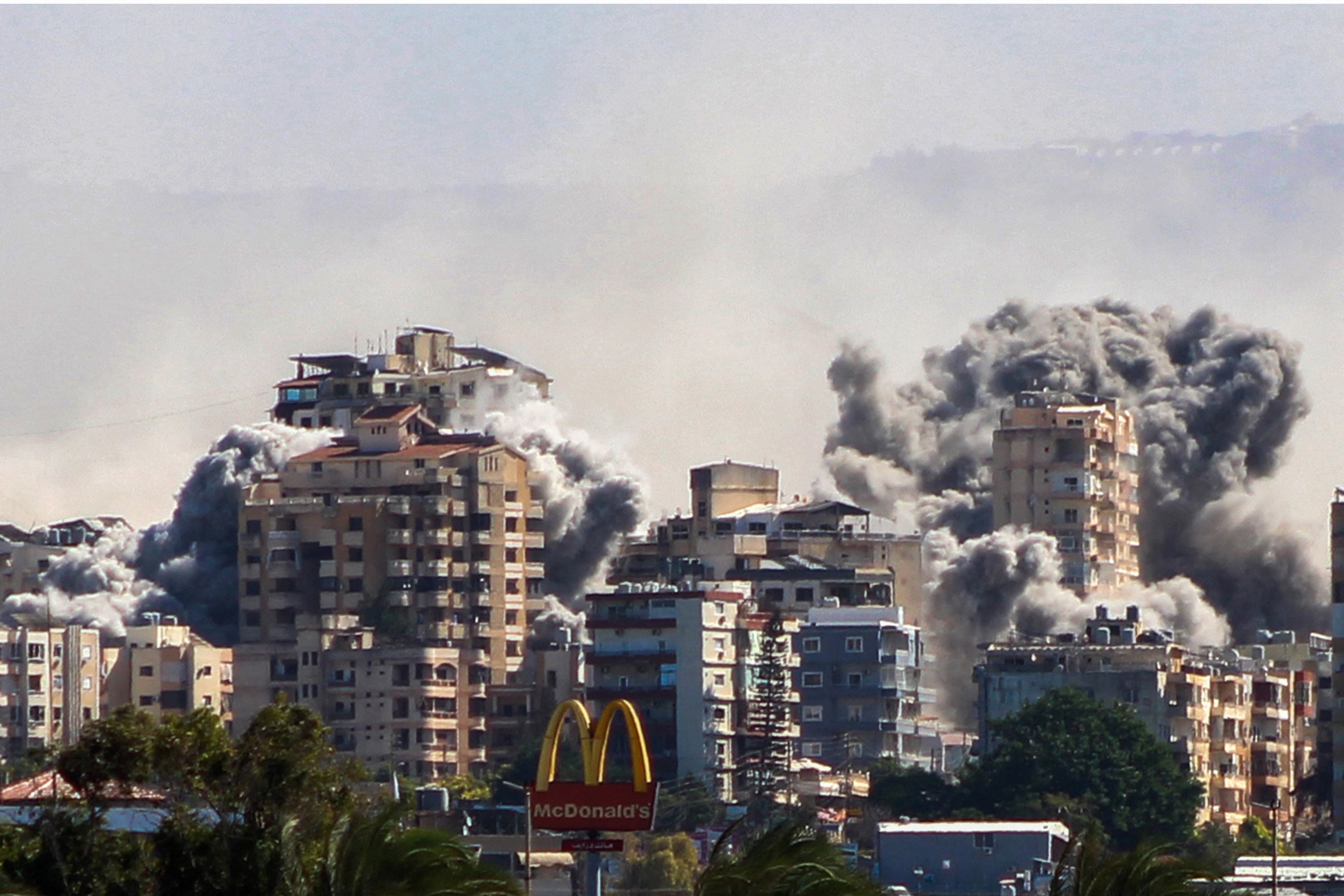 Una fotografía tomada desde la ciudad de Tiro, en el sur del Líbano, muestra el humo que se eleva desde el lugar de un ataque aéreo israelí que tuvo como objetivo la aldea de Al-Hawsh, en las afueras de la ciudad. El ejército israelí bombardeó unos 300 objetivos de Hezbolá en 24 horas, incluyendo infraestructura financiera.
