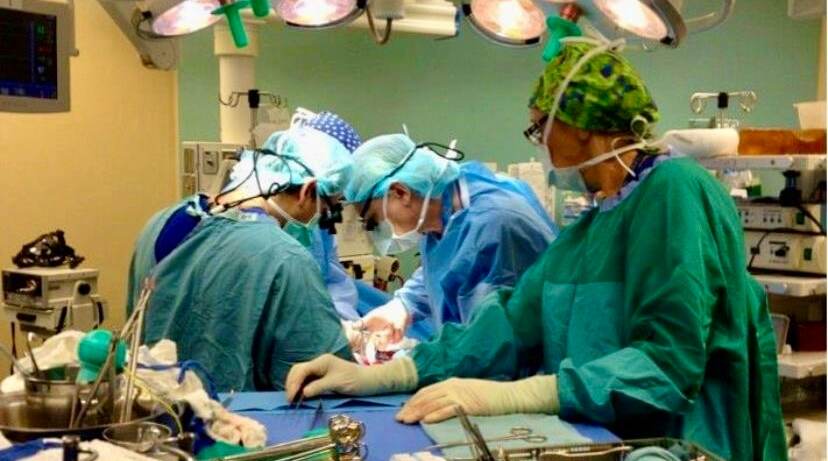 Grupo de médicos en un quirófano