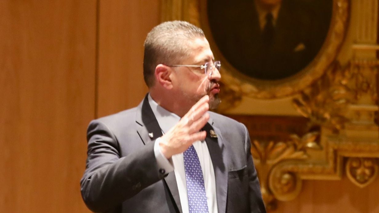 Esta imagen muestra al presidente Rodrigo Chaves en una conferencia.