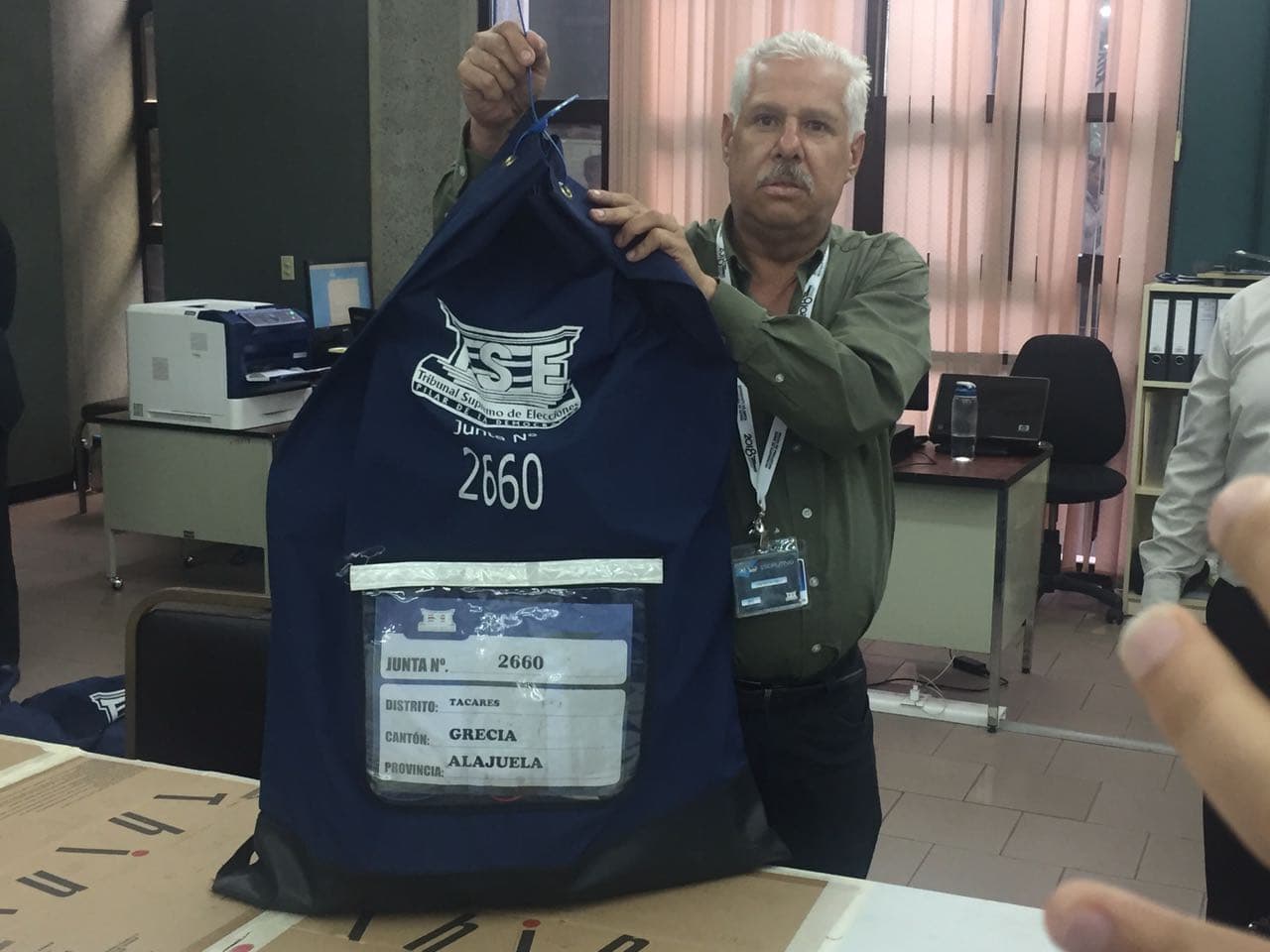 El conteo manual de la mesa 2660 de Grecia se hizo este miércoles en el TSE. Foto: Lucía Astorga
