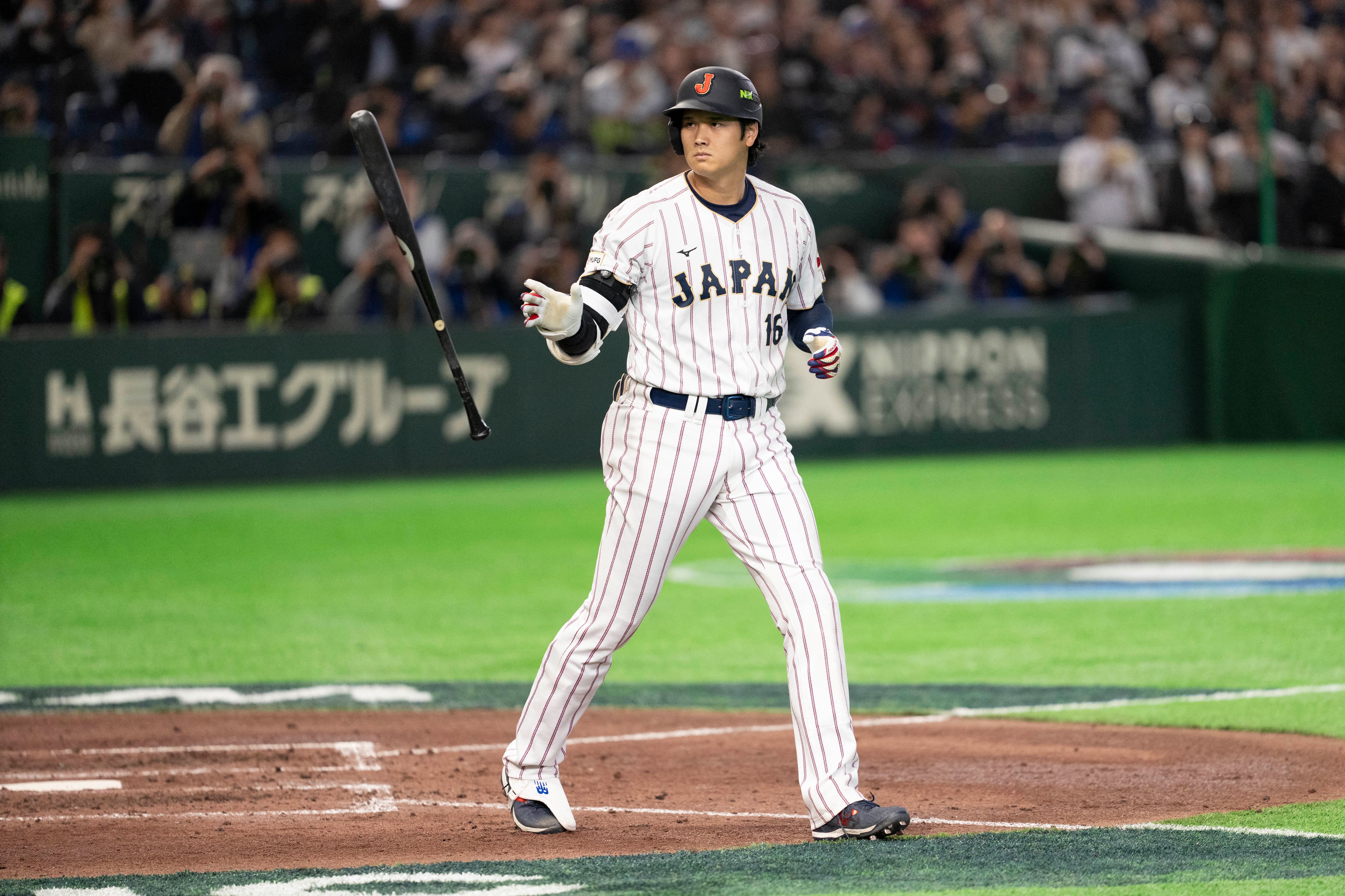 Shohei Ohtani camina hacia la primera base en el duelo entre Japón y Australia por el Clásico Mundial de Béisbol.