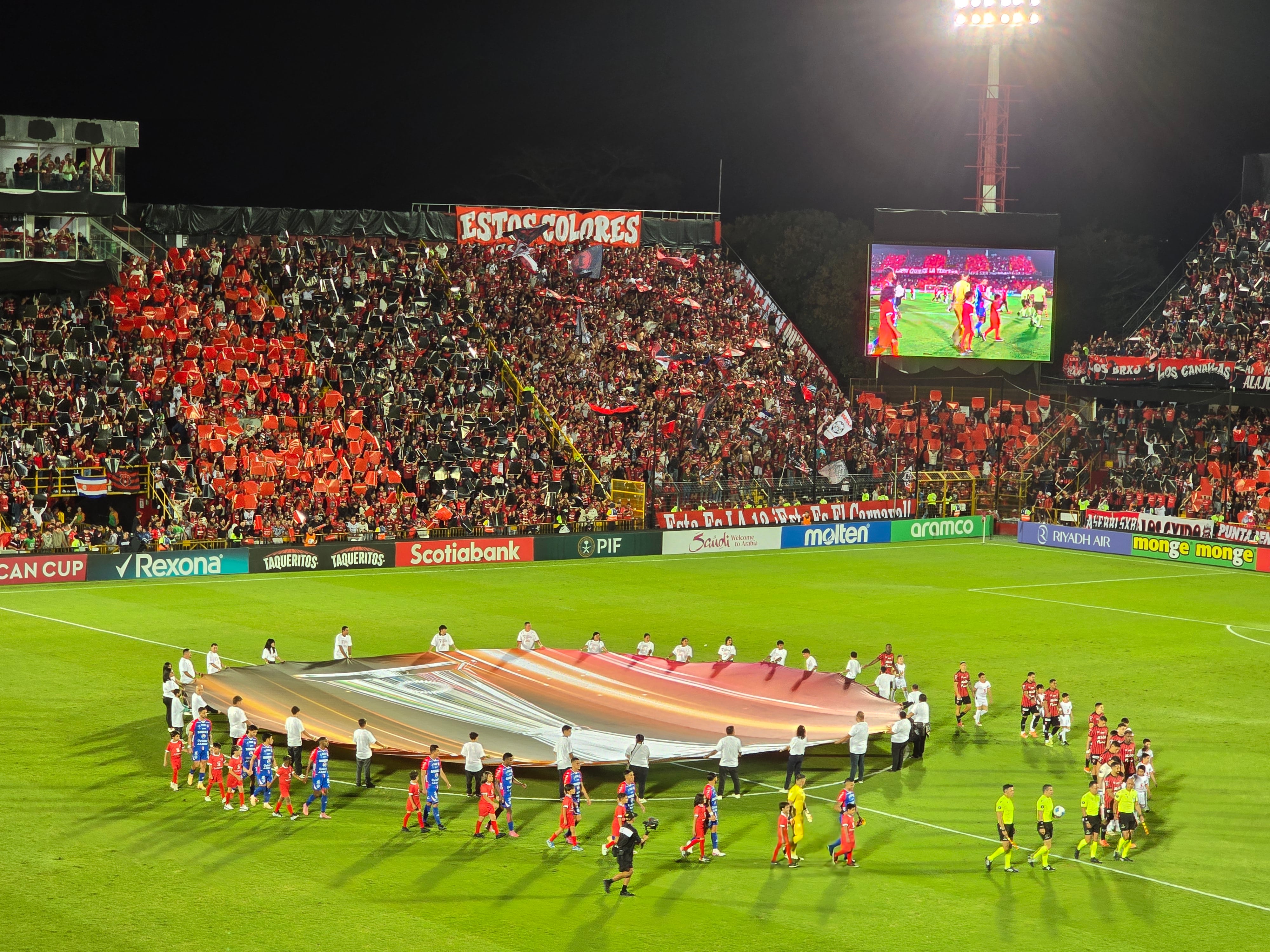 El Estadio Alejandro Morera Soto se convirtió en un manicomio en la salida de Liga Deportiva Alajuelense y Xelajú para jugar el partido de ida de la final de la Copa Centroamericana de Concacaf.
