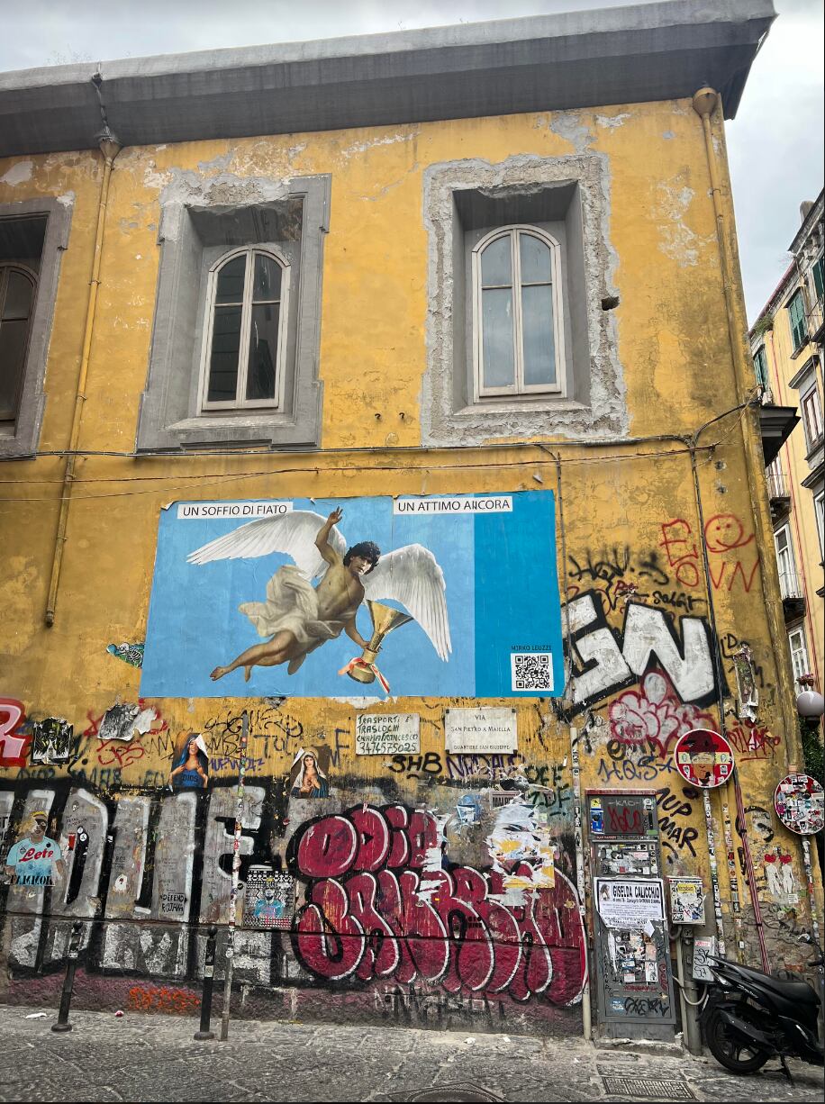 En muchas paredes, el rostro de Maradona se agrega al santoral napolitano. Uno de ellos en el barrio San Giuseppe. Foto Rafael Á. Herra.