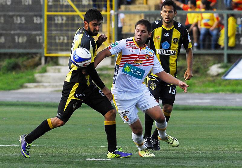 Los coronadeños Andrés Montalbán (8) y Rafael Rodríguez (13) intentan detener el avance de Elías Aguilar. El volante herediano fue la figura del juego de ayer y confirmó su candidatura para ser el cerebro florense. | MARIO ROJAS