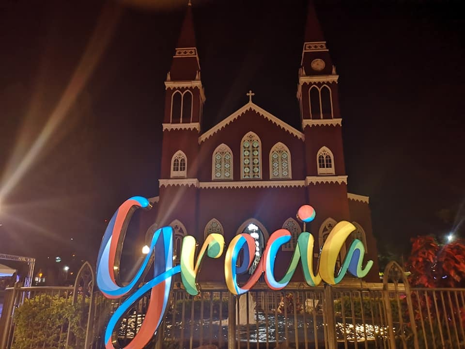 Símbolos cantonales, como el templo parroquial en el caso de Grecia, se utilizan para posicionar la marca. Se pretende crear una identidad entre pobladores locales y los visitantes. Foto: Cortesía