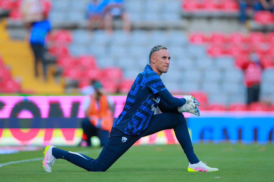 Keylor Navas calienta con Pumas previo a enfrentar a Querétaro.