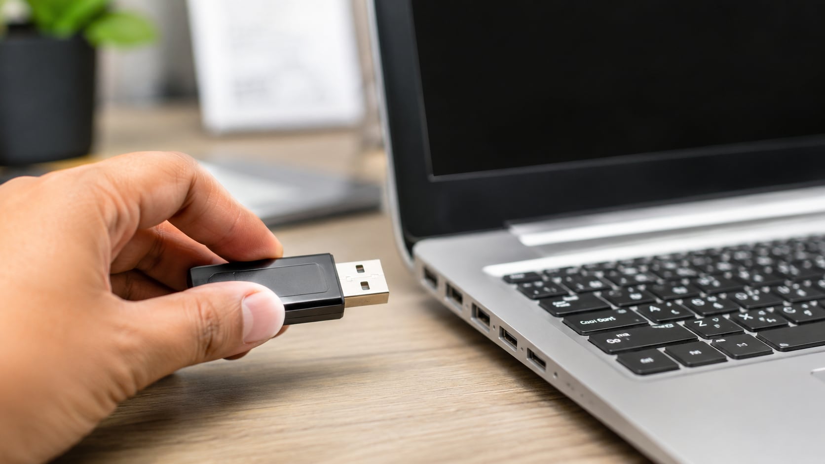 Con cifrado, antivirus y buenas prácticas de uso, una memoria USB puede convertirse en una opción segura para almacenar datos.