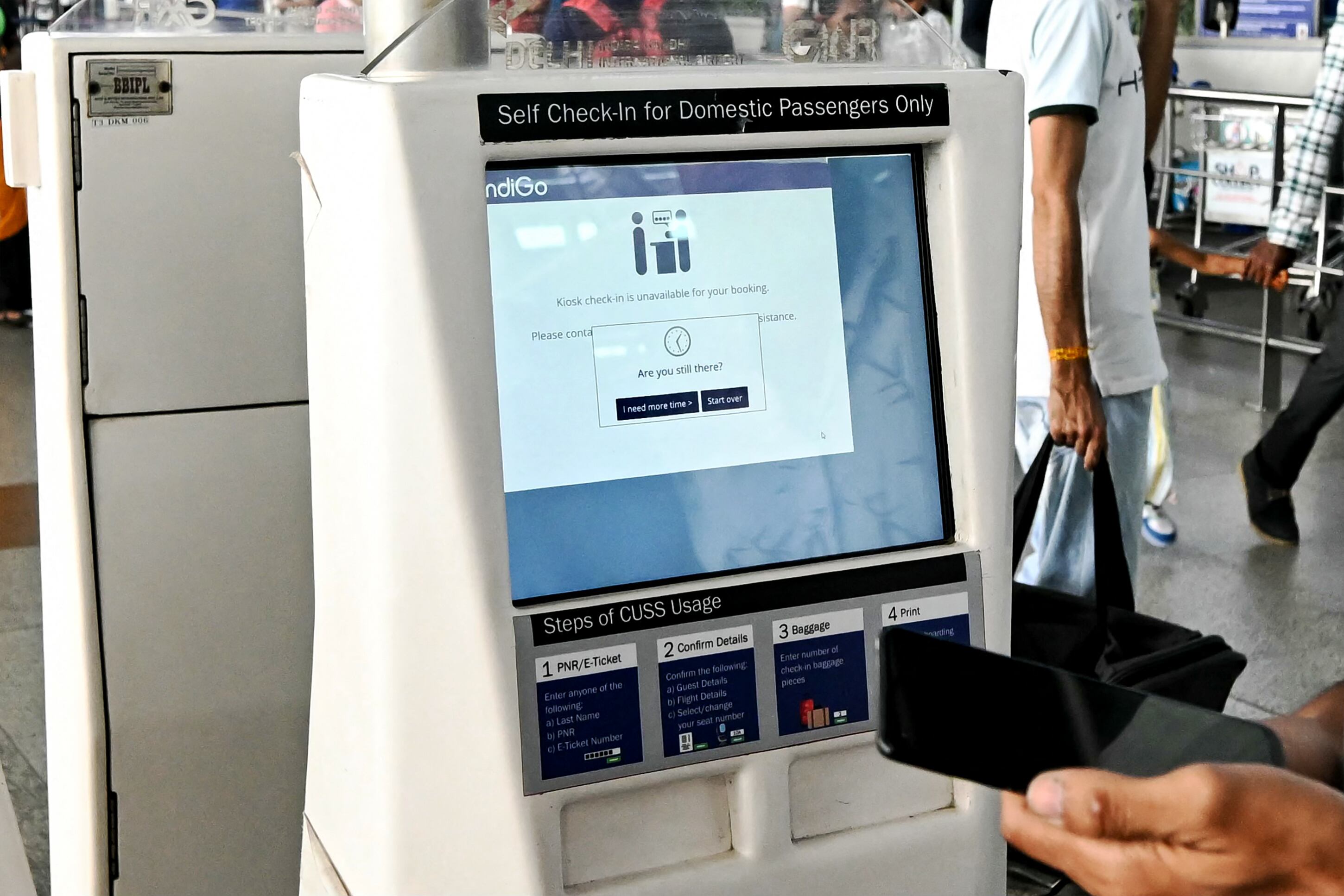 Un fallo informático global afectó aerolíneas, bancos y telecomunicaciones, causando problemas en aeropuertos y sistemas de ciberseguridad.