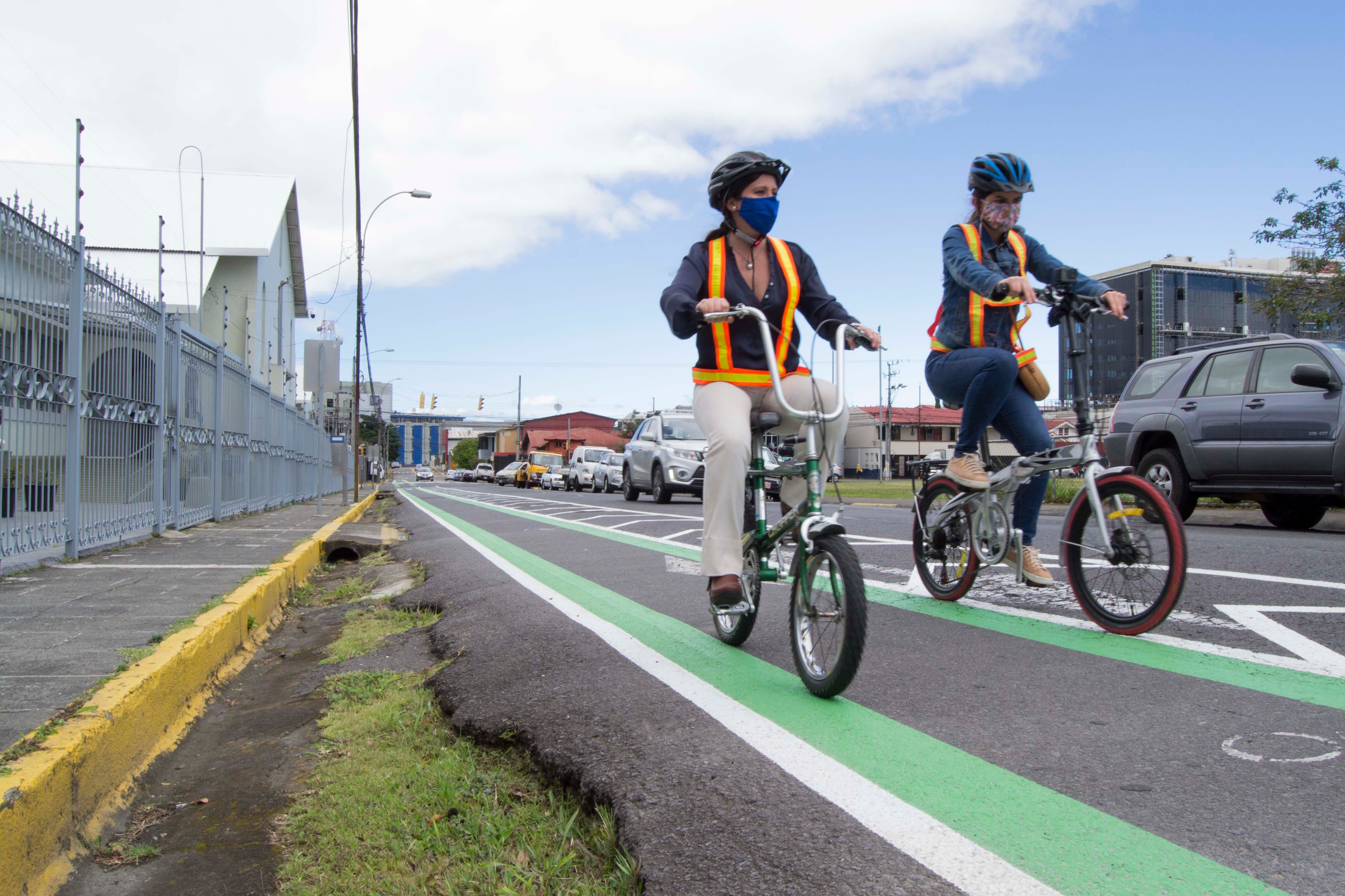 La vicealdesa de Montes de Oca, Ana Lucía González (izq.), aseguró que durante los primeros días del año se ha visto a varias personas utilizando la ciclovía. Foto: Cortesía Municipalidad de Montes de Oca