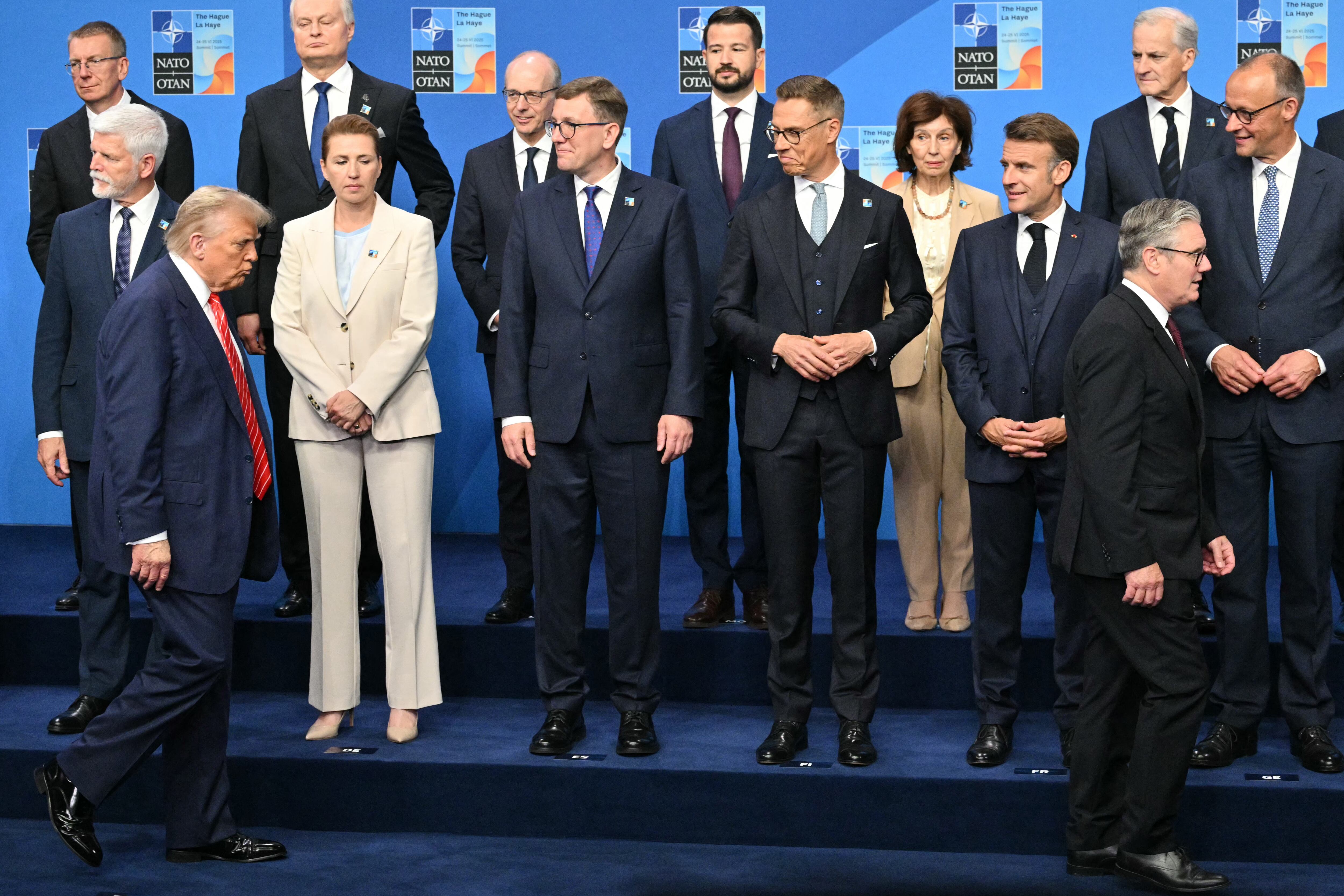 El secretario general de la OTAN, Mark Rutte (segundo desde la izquierda), conversa con el presidente de Estados Unidos, Donald Trump, mientras los líderes de los países miembros de la OTAN se reúnen para la foto oficial durante la cumbre de jefes de Estado y de Gobierno de la Organización del Tratado del Atlántico Norte (OTAN), en La Haya, el 25 de junio de 2025. Los líderes de la OTAN celebran una cumbre de dos días el 24 y 25 de junio en La Haya.