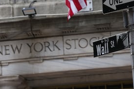 Wall Street cierra a la baja, afectada por el petróleo y el empleo en Estados Unidos