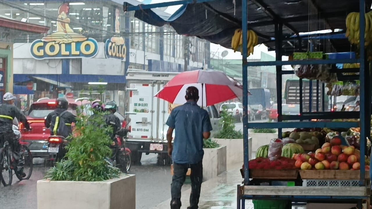En lugar de aguaceros focalizados, como ha sido usual en esta temporada lluviosa, el giro centroamericano hace que las lluvias sean generalizadas, como estas de Cartago esta tarde. Foto: Keyna Calderón.
