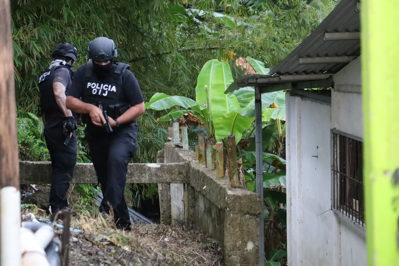 Operación este martes contempla seis allanamientos, la mayoría en la comunidad de Atlántida en Limón, sitio que es de dominio Peña Russell, quien descuenta prisión preventiva por delitos como homicidio, tráfico de drogas y otros. Fotografía: