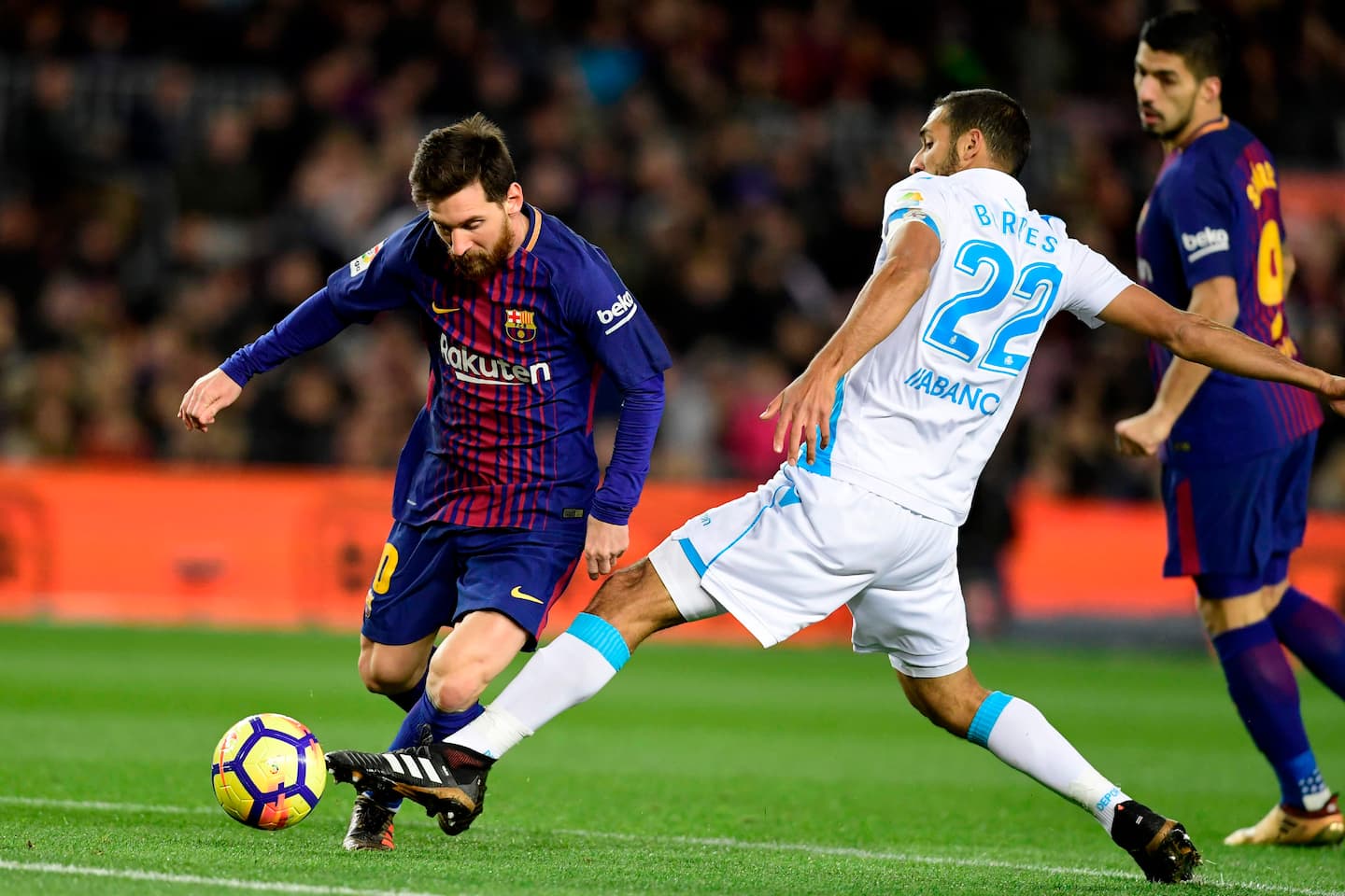 Barcelona's Argentinian forward Lionel Messi (L) vies with Deportivo La Coruna's Costa Rican forward Celso Borges during the Spanish league football match FC Barcelona against RC Deportivo de la Coruna at the Camp Nou stadium in Barcelona on December 17, 2017. / AFP PHOTO / JAVIER SORIANO