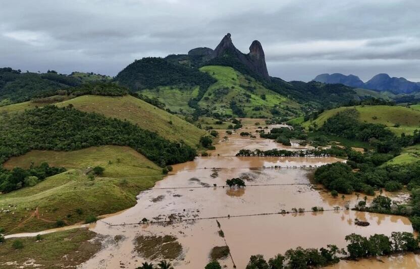 Una foto divulgada por el gobierno del estado de Espírito Santo muestra una vista aérea de las inundaciones en Mimoso do Sul, estado de Espírito Santo, causadas por las fuertes lluvias que azotaron la región sureste de Brasil. AFP.