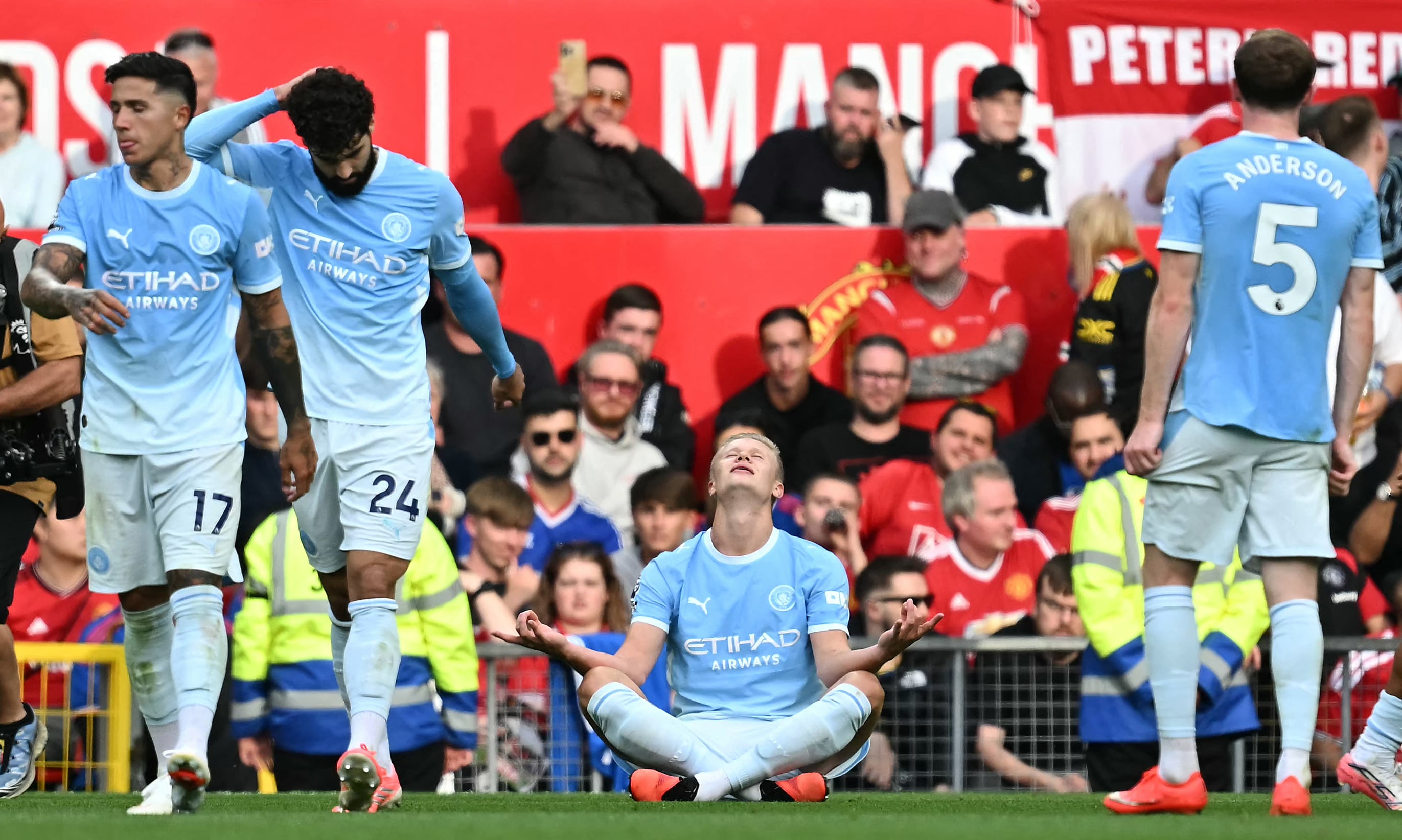 El delantero noruego del Manchester City Erling Haaland celebra su anotación ante el Manchester United en Old Trafford, por la Premier League.