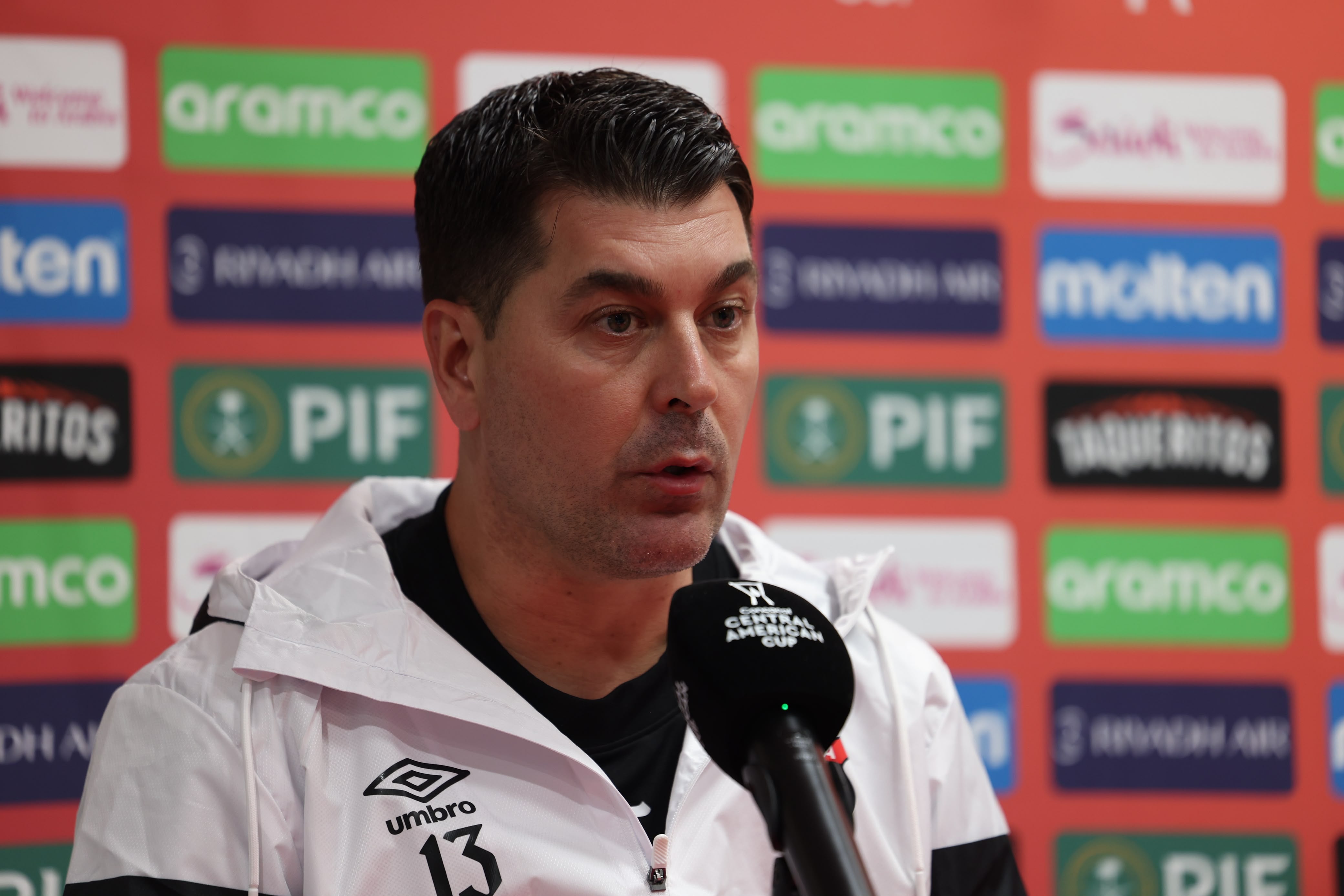 Ismael Rescalvo atendió a los medios de comunicación en el Estadio Nacional Las Delicias, en la víspera del partido entre Luis Ángel Firpo y Alajuelense, en la Copa Centroamericana.