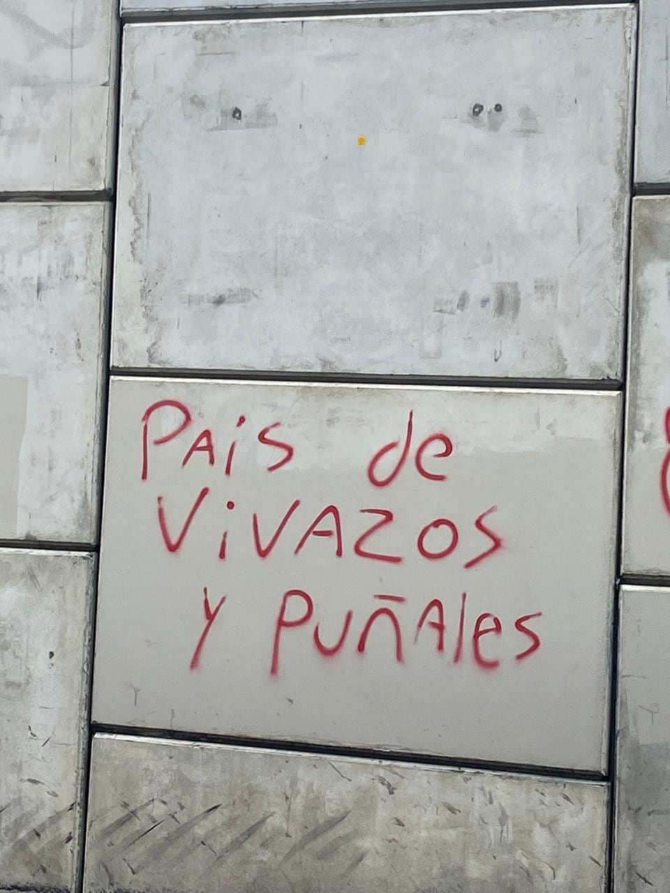 Grafiti País de vivazos y puñales