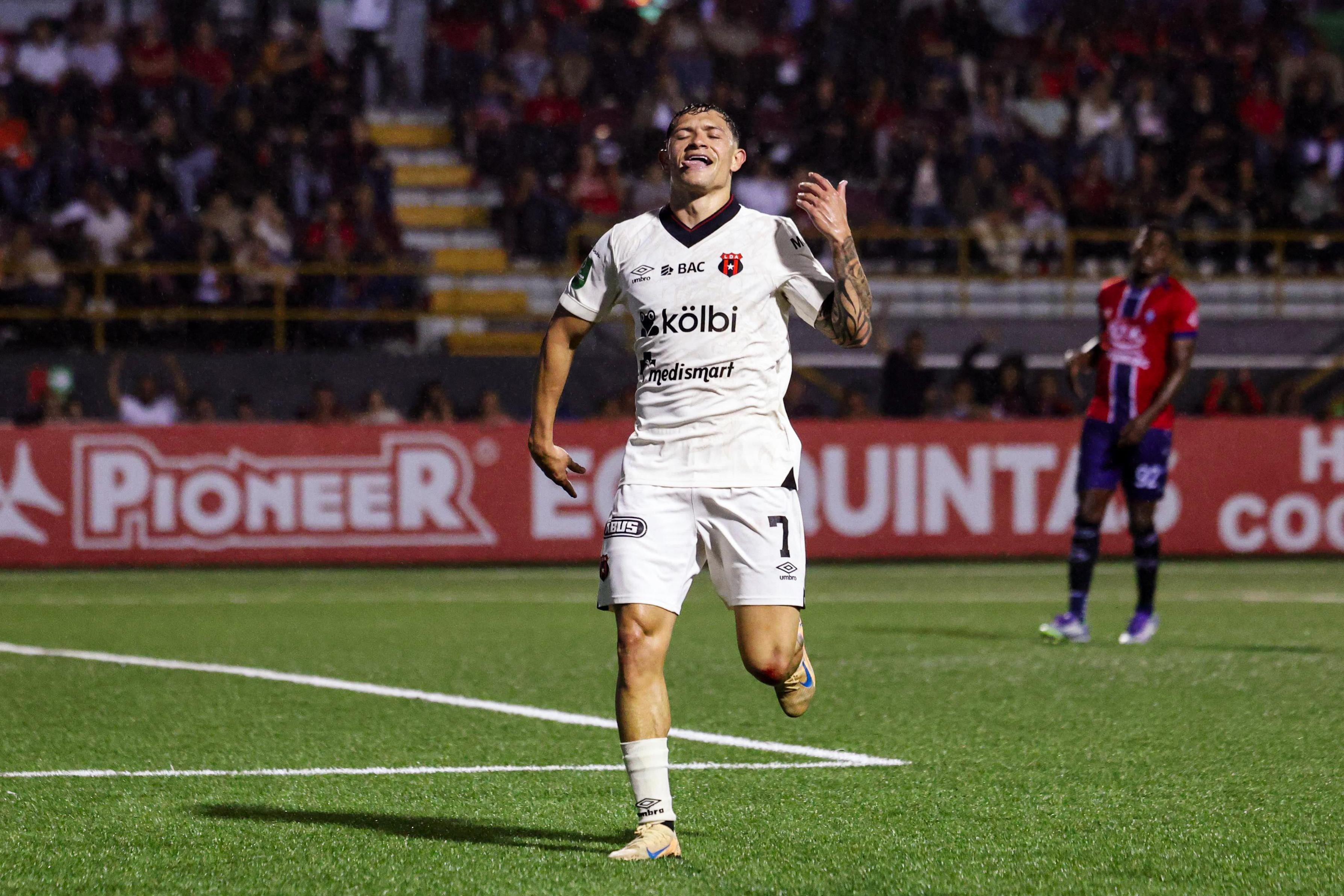 Anthony Hernández anotó en el partido entre San Carlos y Liga Deportiva Alajuelense.