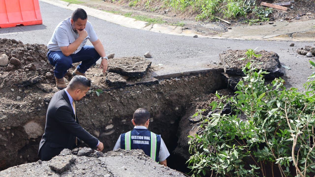 El alcalde de Turrialba, Carlos Hidalgo, inspeccionando la alcantarilla que colapsó.