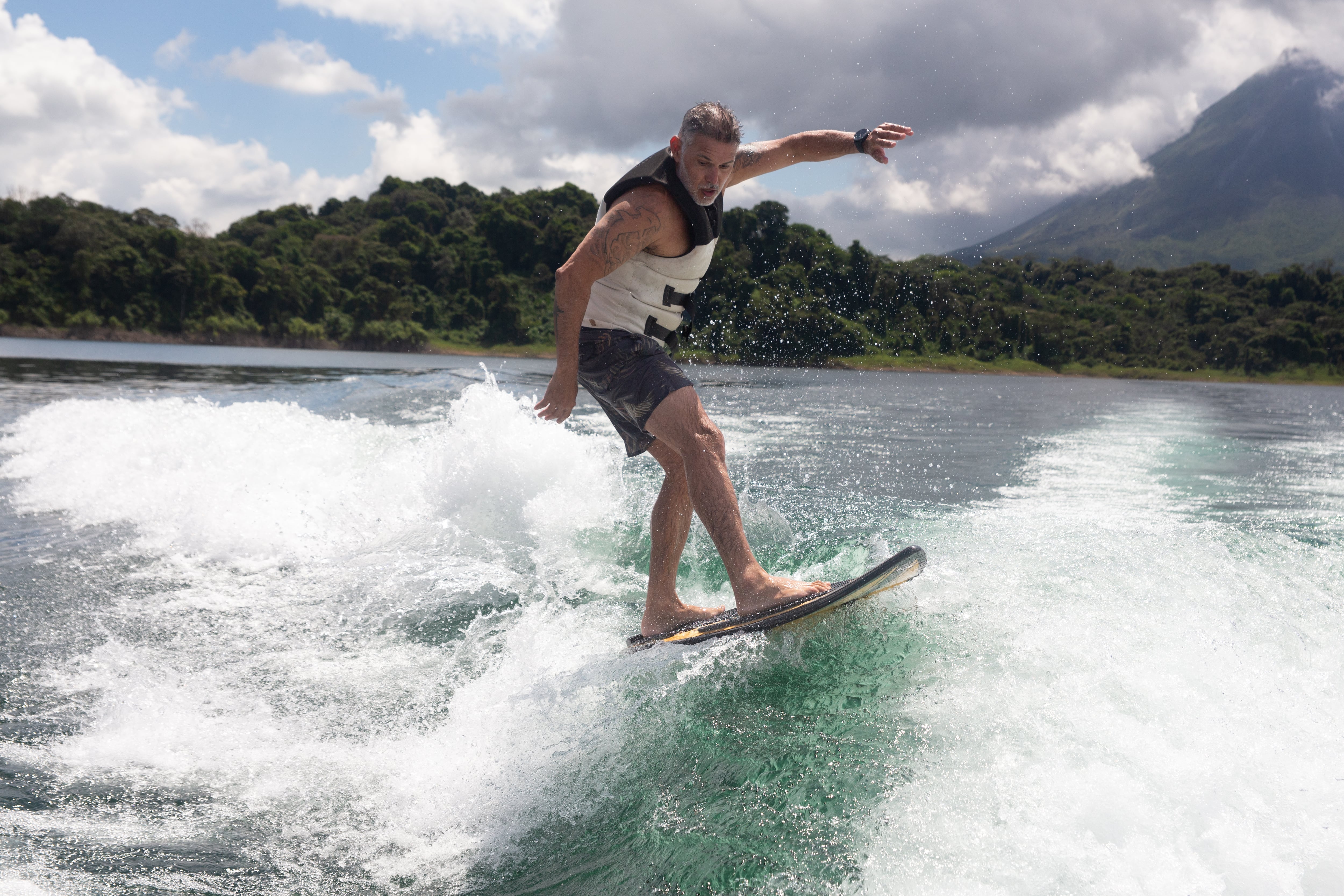 El wakesurfing es una de las más novedosas actividades acuáticas que se practican actualmente en el lago Arenal, el lago artificial más grande de Costa Rica.