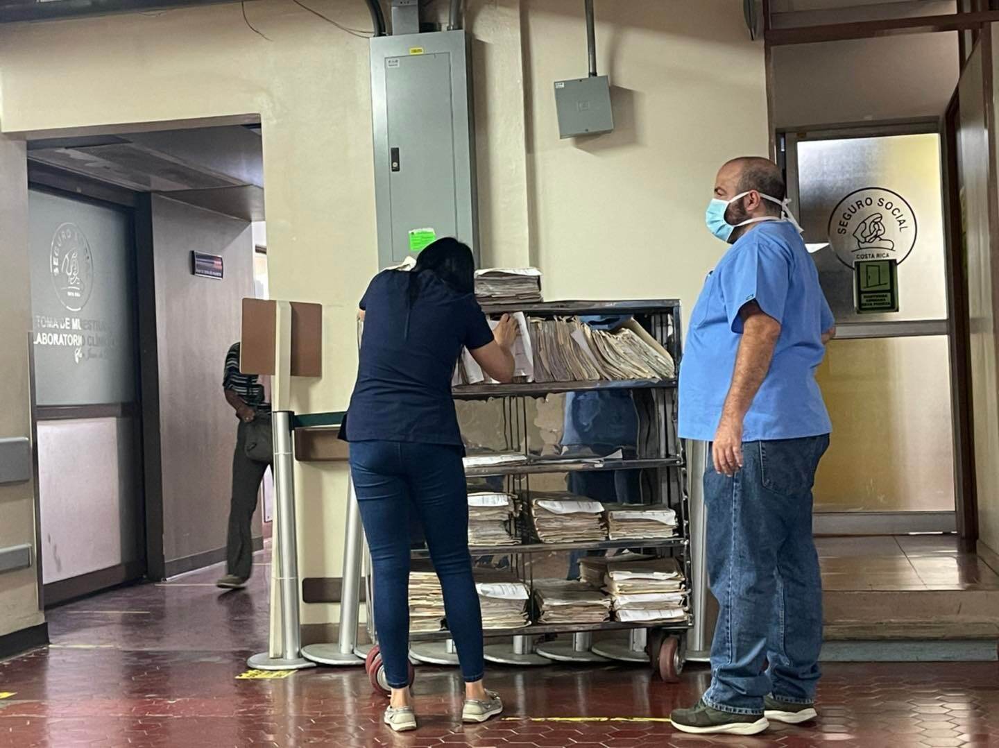 Atención de pacientes con expediente físico debido al hackeo de los sistemas de la Caja que mantienen los servicios caídos.