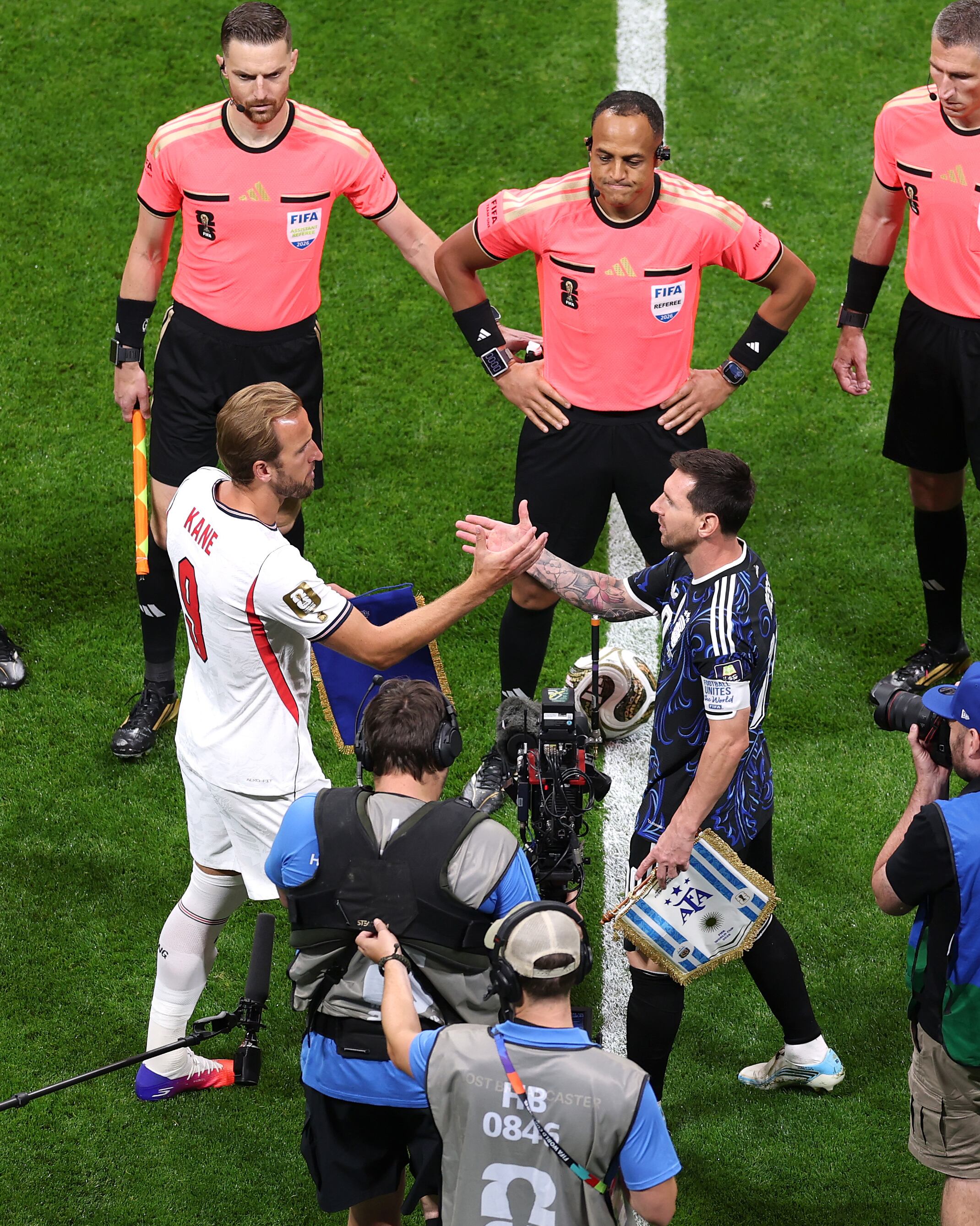 Harry Kane y Lionel Messi se saludan antes del inicio de la semifinal entre Inglaterra y Argentina en el Mundial 2026.