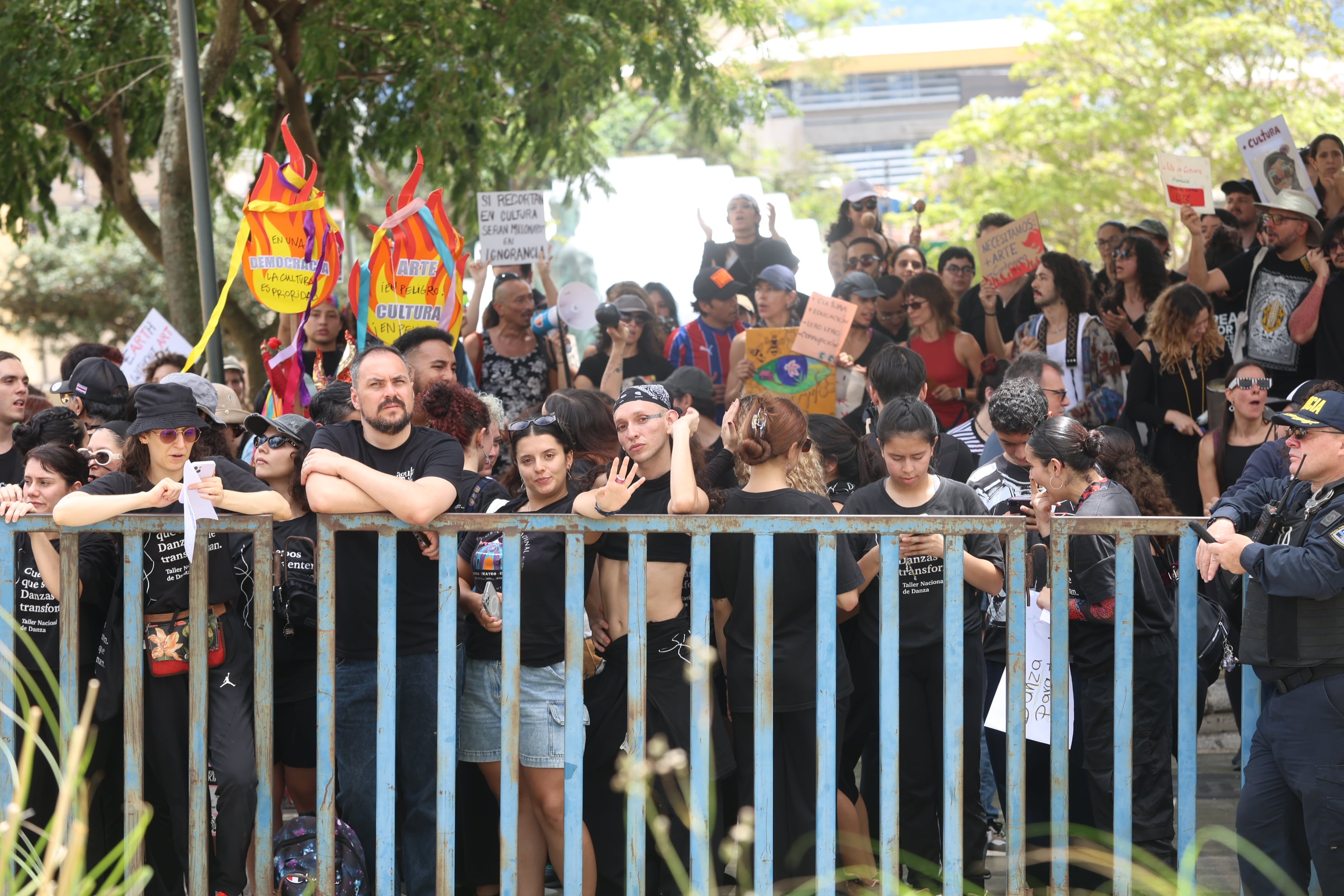 Plantón realizado frente a la asamblea legislativa en contra del recorte a la cultura/ en la imagen Jorge Rodríguez Ministro de Cultura