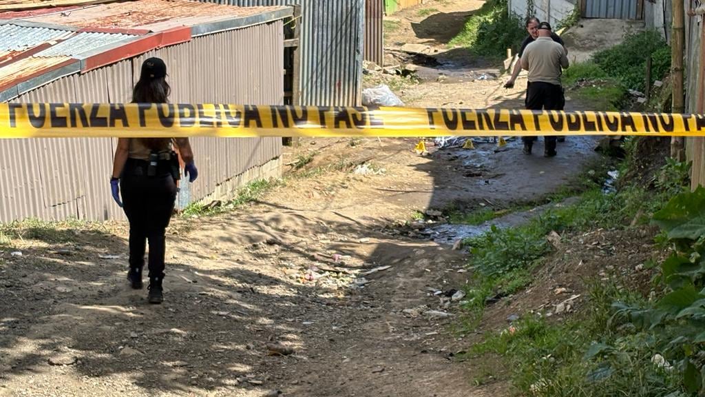 A las 10:50 a. m. los agentes judiciales seguían en la escena donde, además de los cuerpos, hallaron indicios balísticos. Foto: Yirén Altamirano.