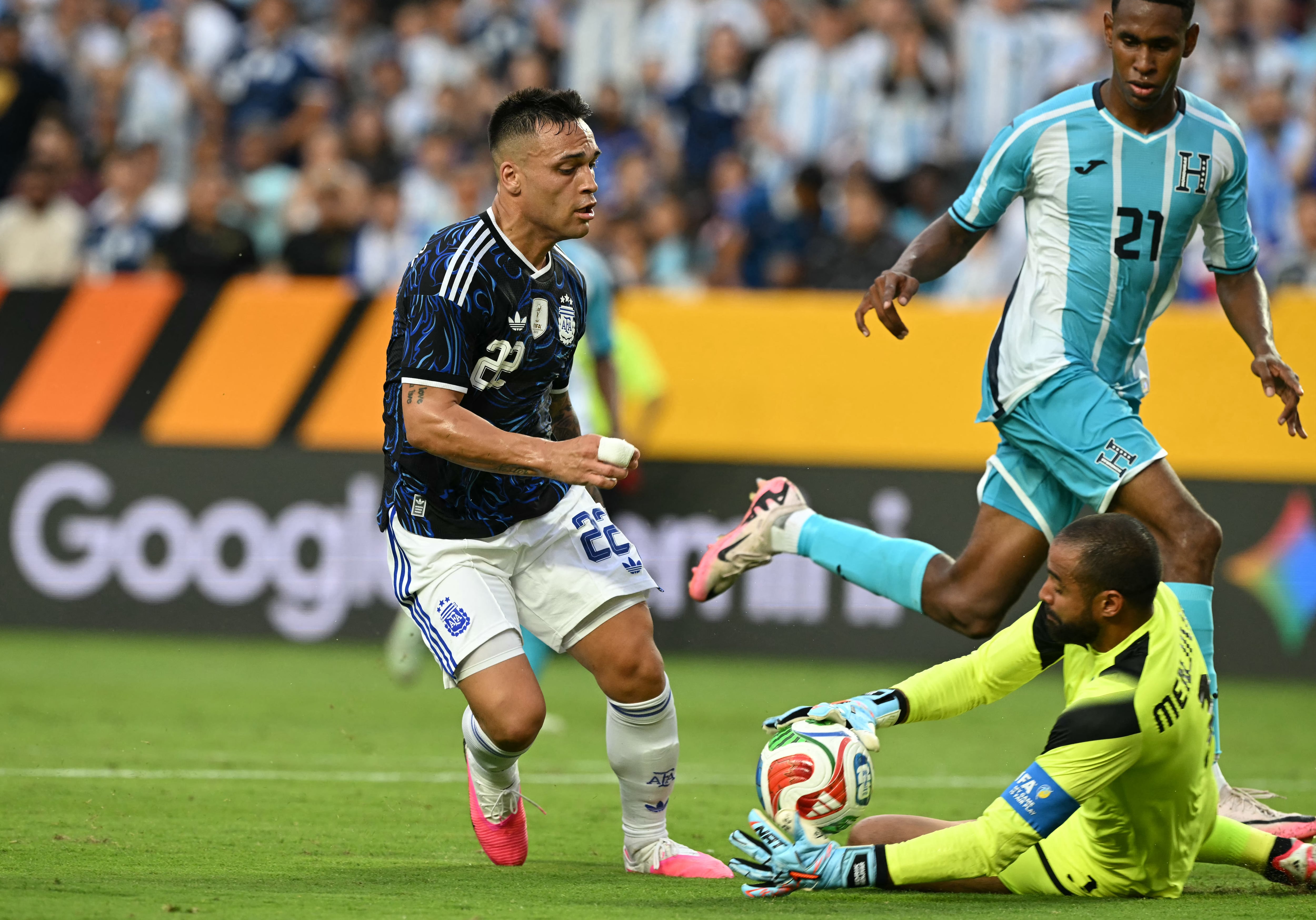 El guardameta hondureño Edrick Menjívar contiene este avance de Lautaro Martínez, delantero de la Selección de Argentina, durante el amistoso a pocos días del Mundial 2026.