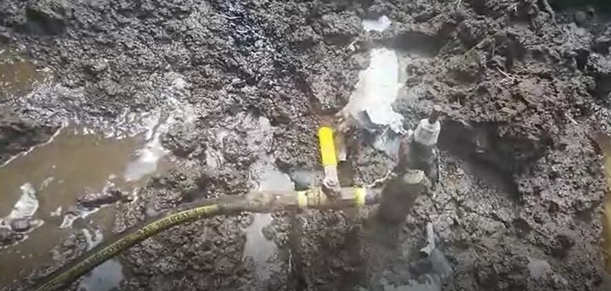 Dentro de la propiedad allanada encontraron una toma ilegal de combustible. Foto Recope.