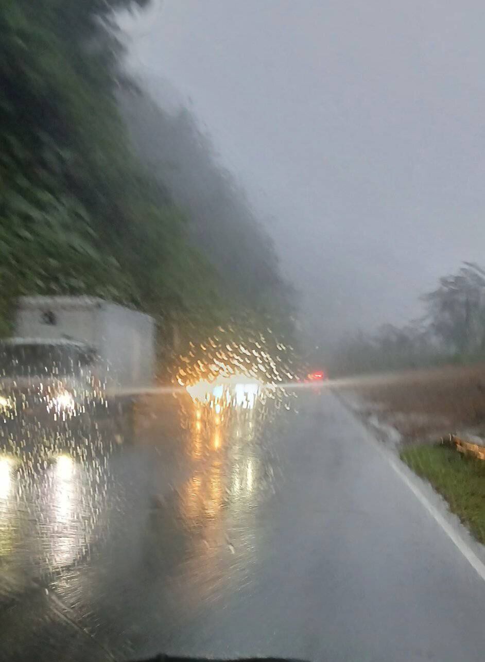 La ruta entre San José y Limón por el cerro Zurquí presenta lluvias y bancos de niebla. Foto: Cortesía Esteban Chacón.