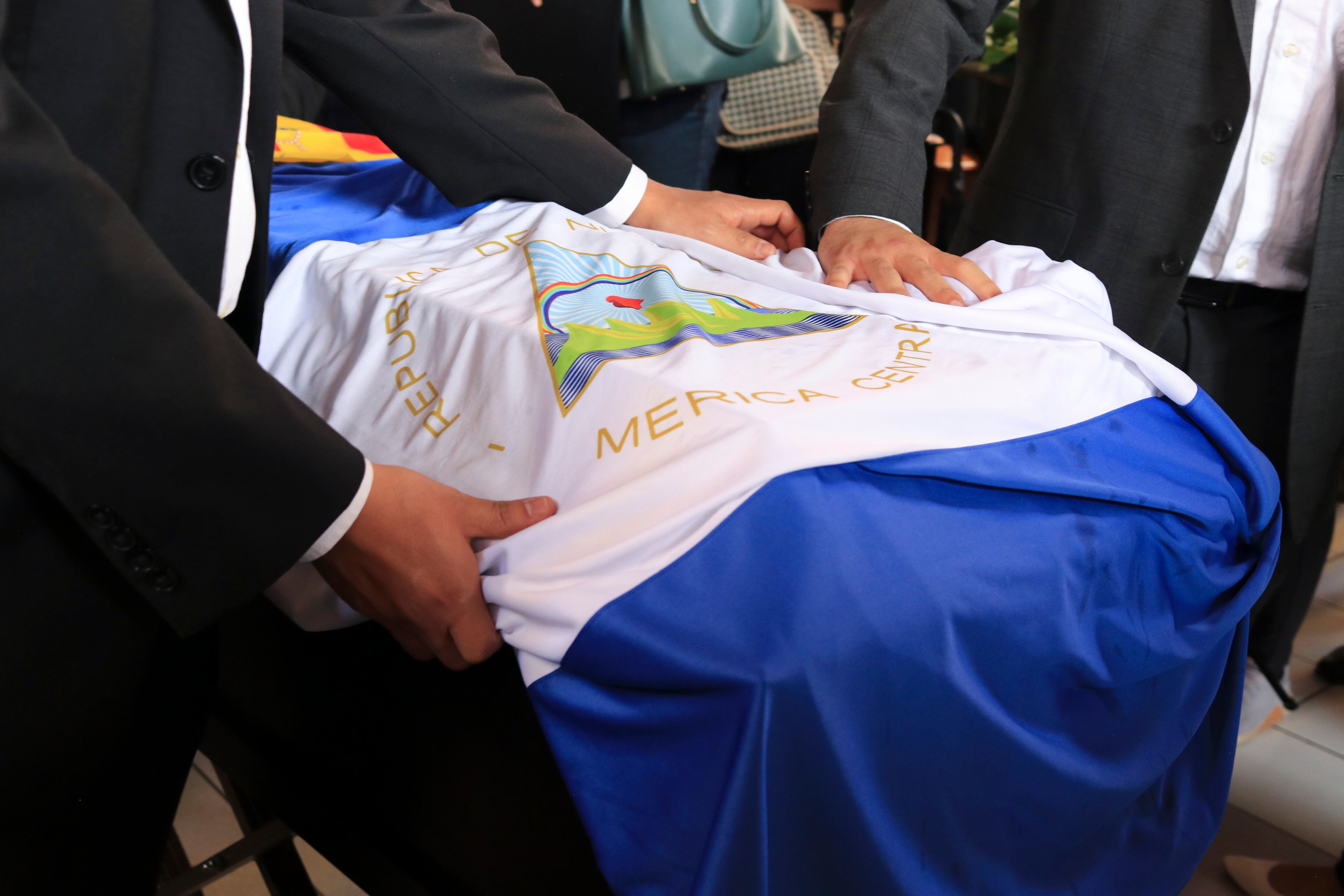 22 de junio 2025
San José, Iglesia de las Ánimas
Funeral del exmilitar nicaragüense Roberto Samcam quien vivió exiliado en Costa Rica desde 2018.
En la foto, despliegue de Fuerza Pública
Fotografía: Jonathan Jiménez Flores
