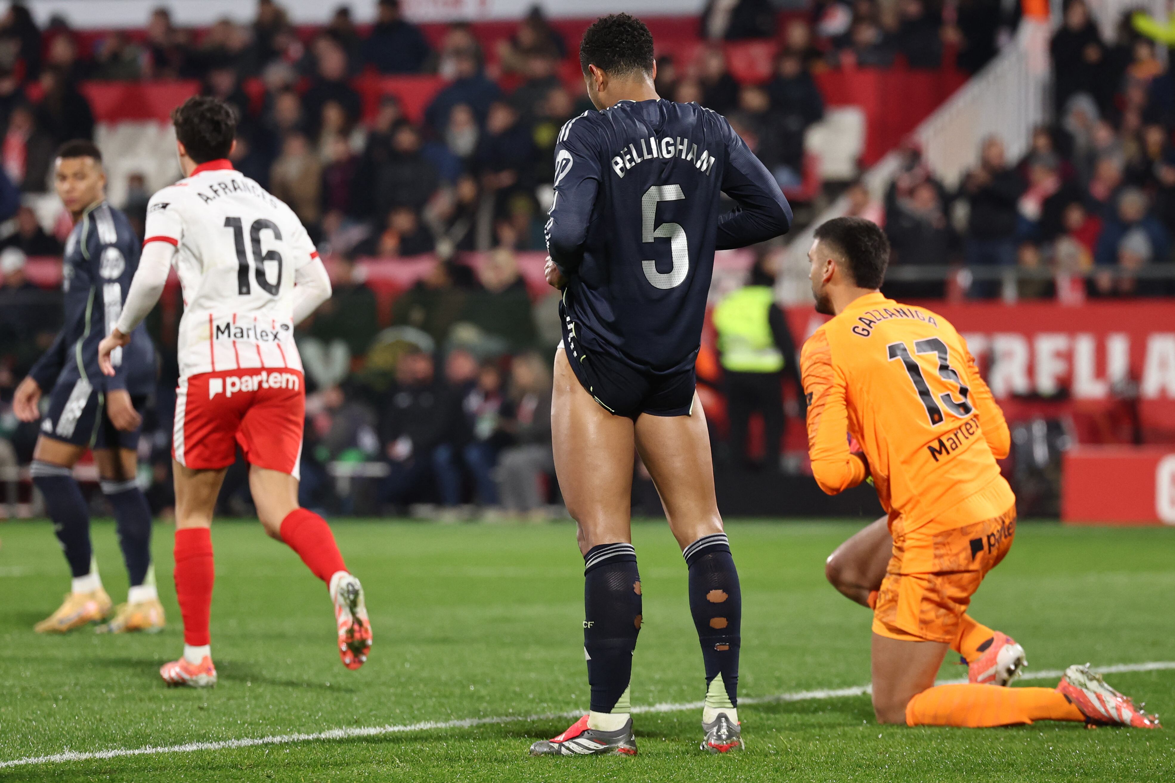 El mediocampista inglés del Real Madrid Jude Bellingham reacciona con frustración en el partido ante el Girona.