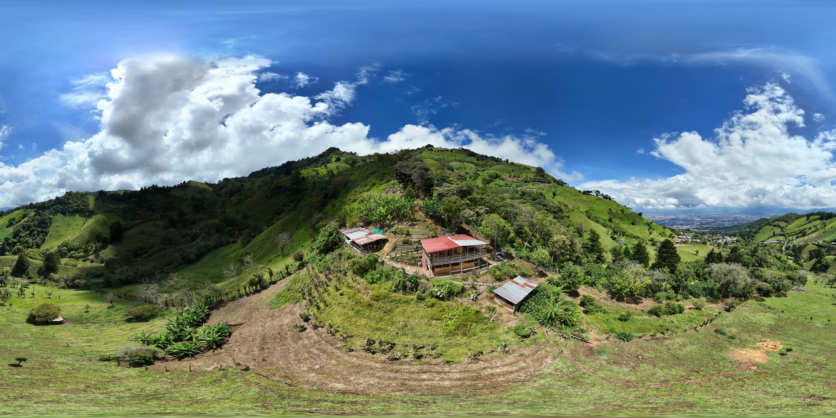 La casona tenía un enorme mirador, desde donde los viajeros disfrutaban del paisaje, con una jarra de aguadulce o un café. No hubo testigos cuando asesinaron a sus dueños, Toño y Mauren.