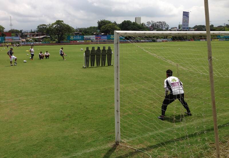 Celso Borges, Ariel Rodríguez, Mauricio Castillo y Michael Barrantes practicaron ayer tiros libre luego del entrenamiento matutino de la Selección en el Proyecto Gol. Leonel Moreira estuvo en el arco. | RANDALL CORELLA V.