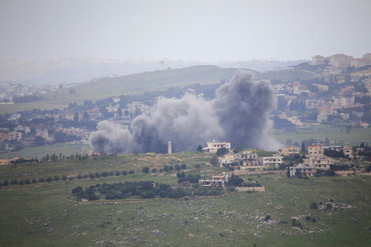 Esta fotografía, tomada desde la zona meridional libanesa de Marjayoun, muestra humo elevándose desde el lugar de un ataque aéreo israelí que tuvo como objetivo la aldea de Kfar Tibnit el 4 de mayo de 2026.