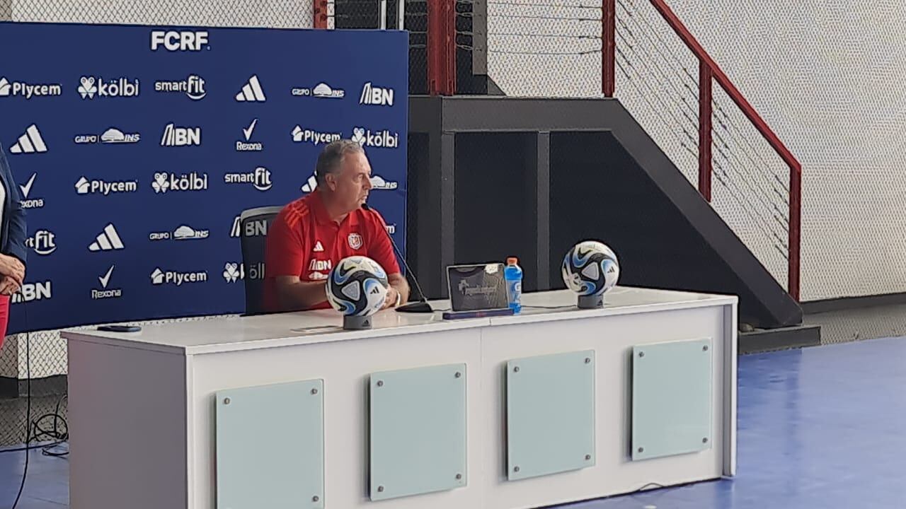 Gustavo Alfaro brindó una conferencia de aproximadamente 30 minutos.